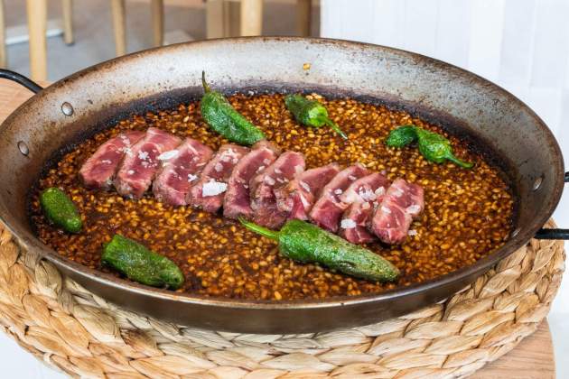 El arroz de lomo bajo de ternera con pimientos|huevos del Padrón del Nuara / Foto: Marta Garreta