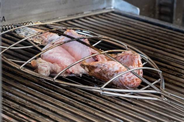 Lo escorpora, cocinándose en la parrilla abierta del Anudara / Foto: Marta Garreta