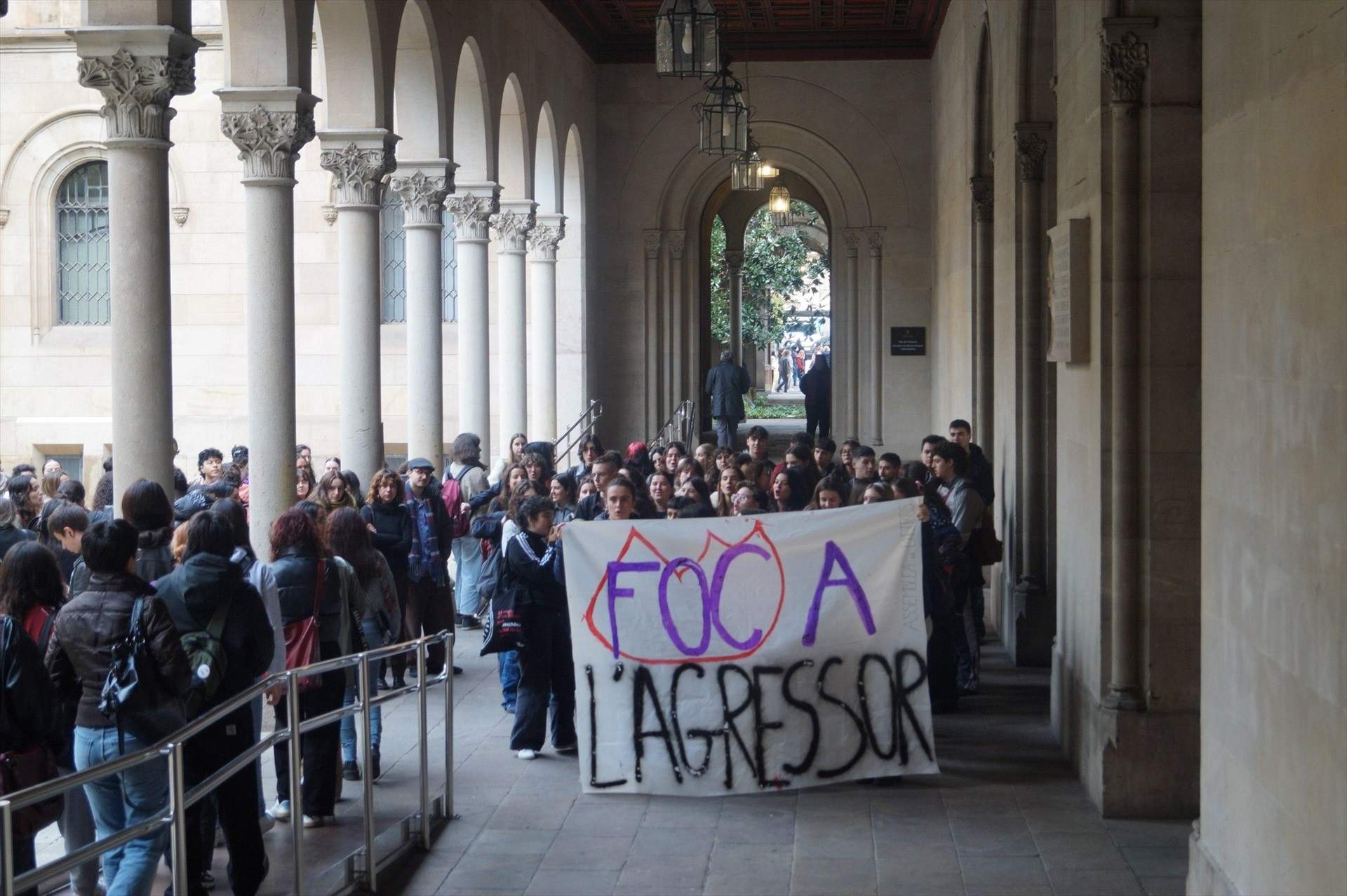 Concentració a la UB contra el professor investigat per una denúncia d'assetjament sexual