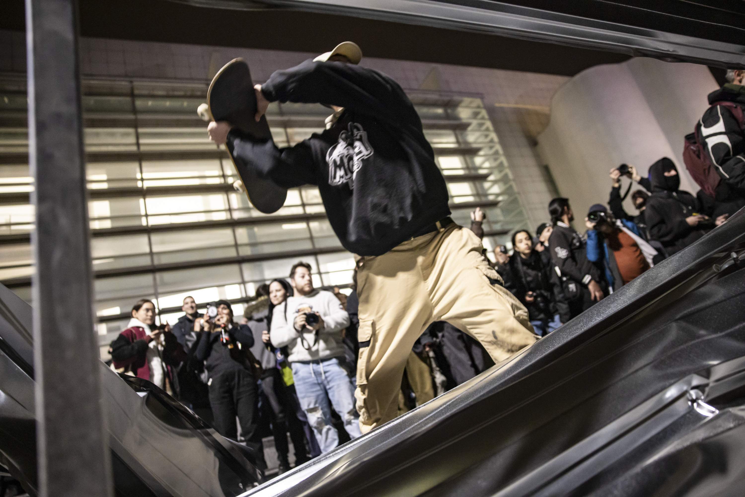 La manifestació contra l’ampliació del MACBA acaba amb destrosses a la tanca de les obres