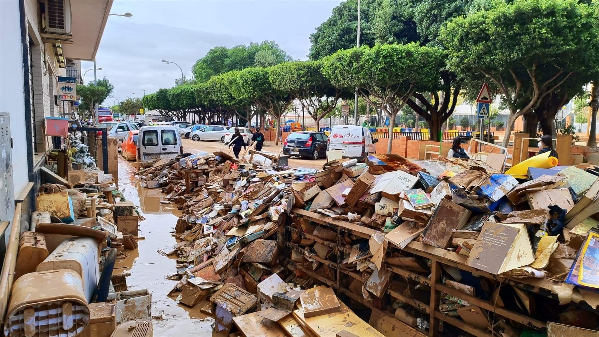 EuropaPress 6326147 libros biblioteca destrozada pueblos afectados dana   remitida colegi bibliotecaris 1