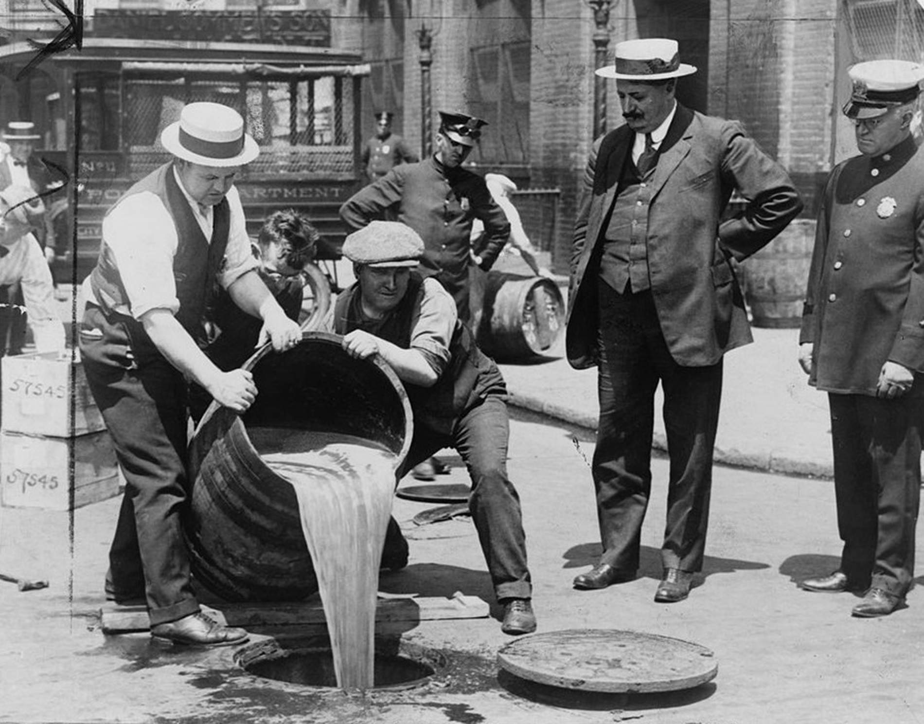 Destrucción de una carga de alcoholes en los Estados Unidos durante la Ley Seca (circa 1920). Font Library of Congres of USA