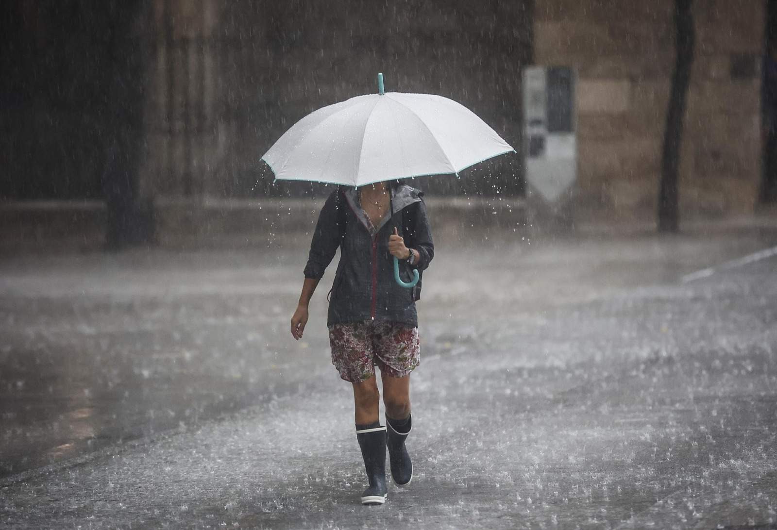 Atenció, canvi de temps a Catalunya: pluja, vent i fred en algunes rues de Carnaval