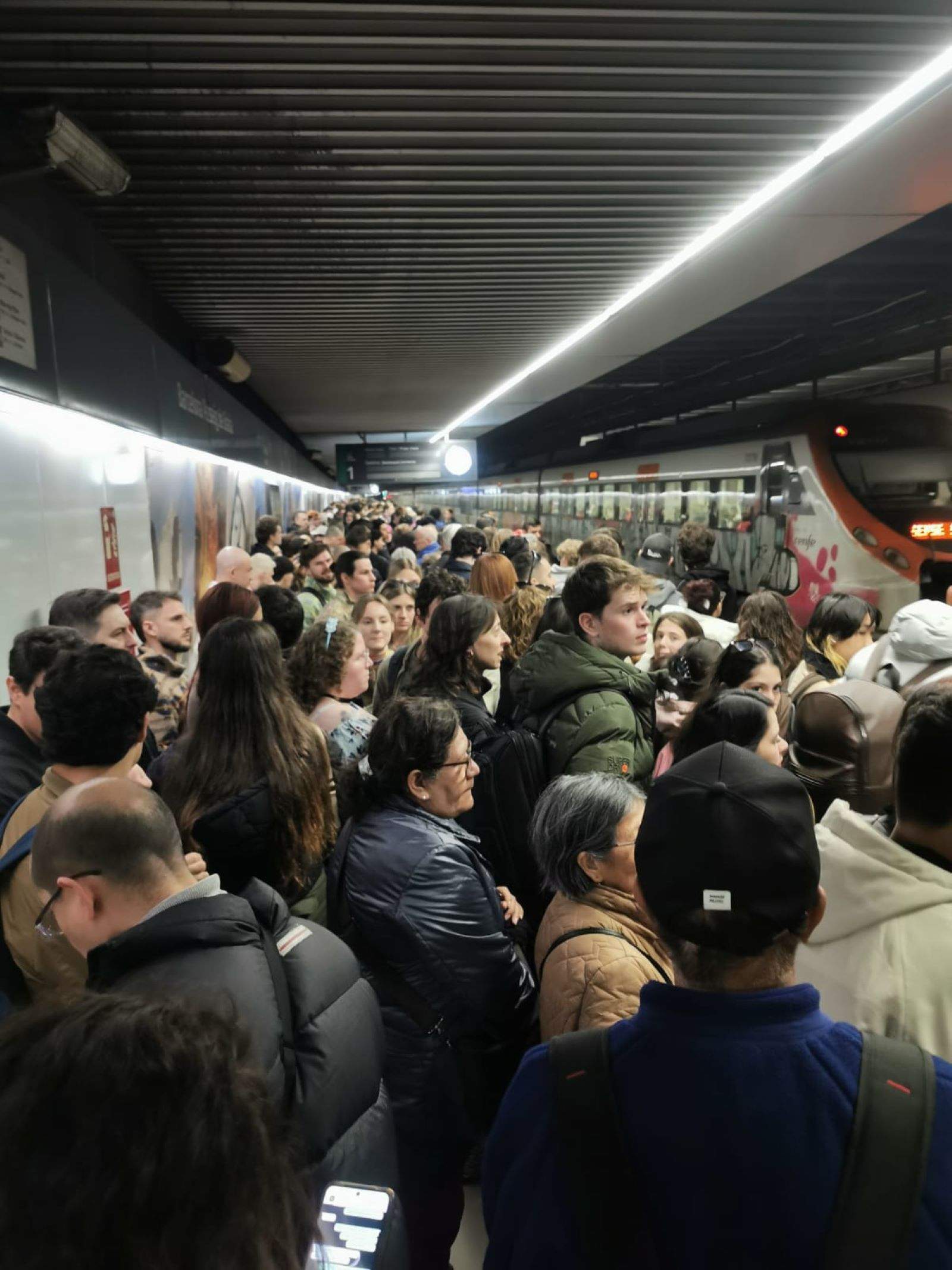 Sábado negro en Rodalies: retrasos y trenes cancelados por obras y por una protesta laboral