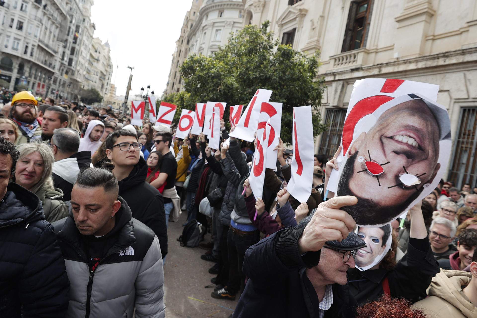 Protesta contra un Mazón absent a la primera mascletà de les Falles 2025