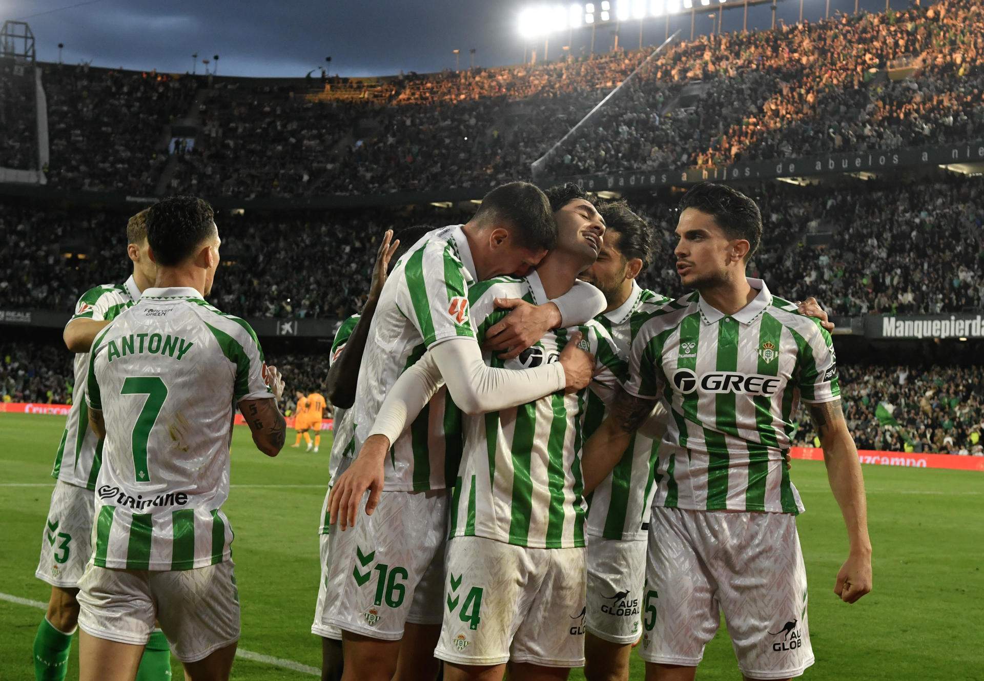 Una tempesta anomenada Betis es cruspeix el Reial Madrid (2-1)