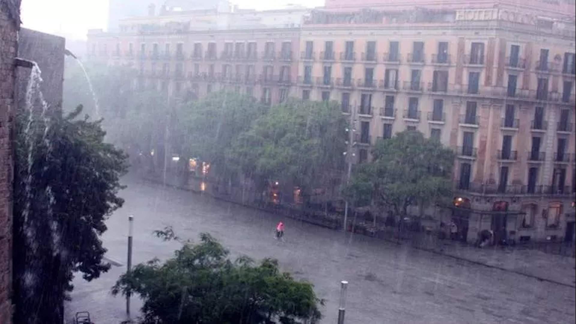 Temps inestable i de paraigua a Barcelona amb pluja a bots i barrals en algunes comarques