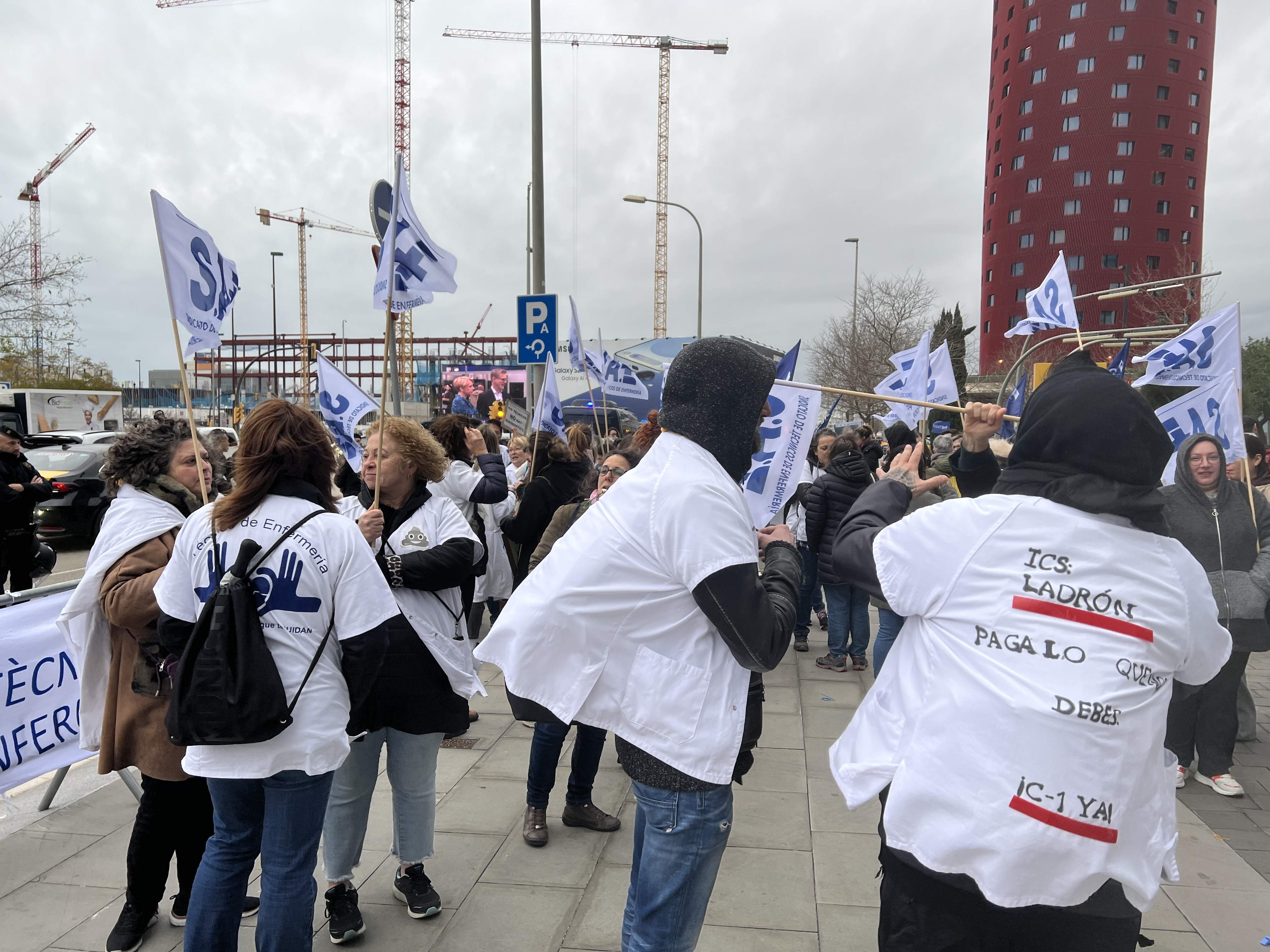 Un centenar de tècnics sanitaris protesten a les portes del MWC per millores salarials i laborals