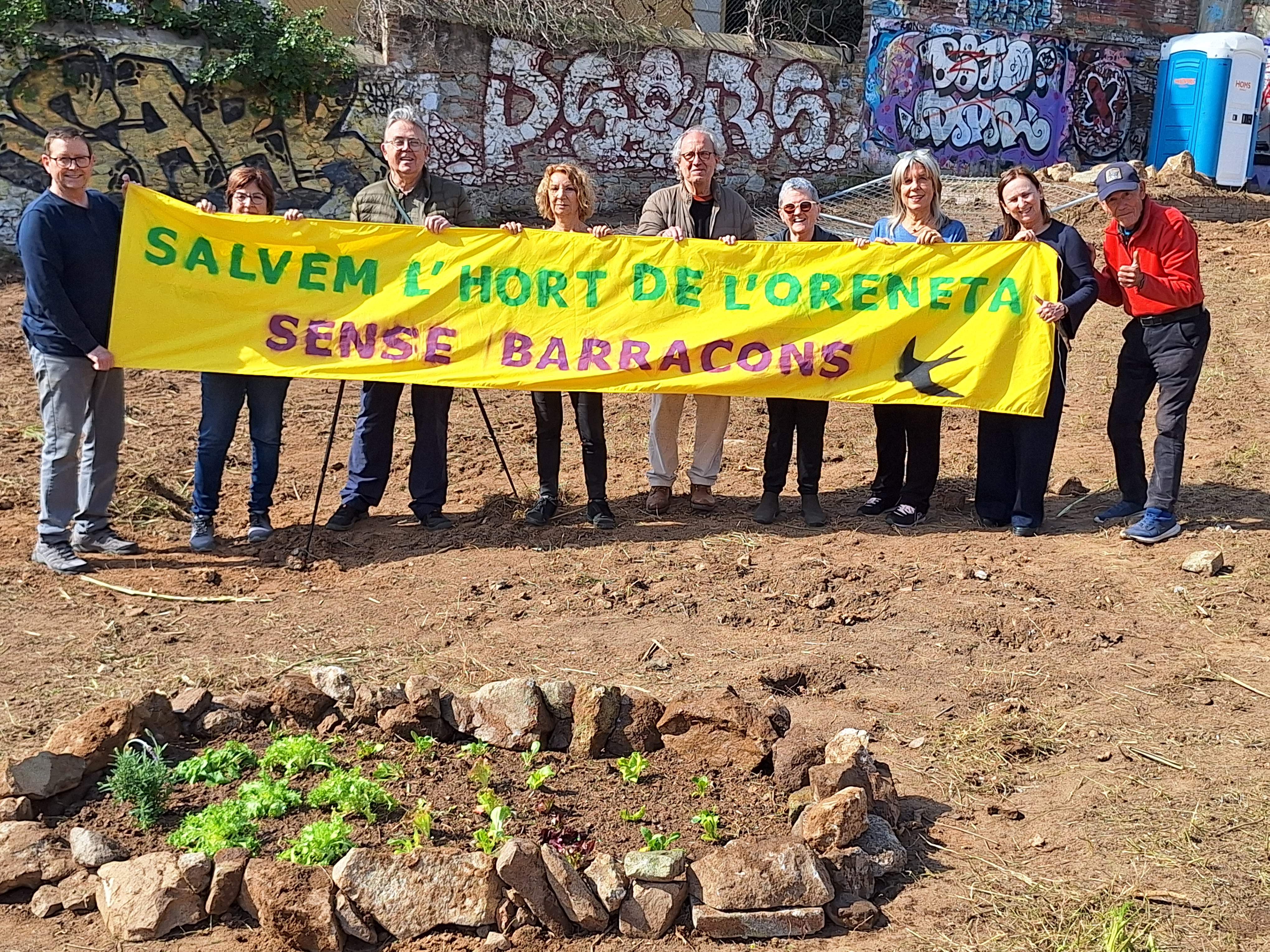 Planten un “hort simbòlic” al parc de l'Oreneta de Sarrià contra el projecte de posar-hi barracons