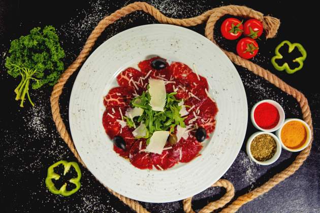 Carpaccio plato / Foto: Freepik 