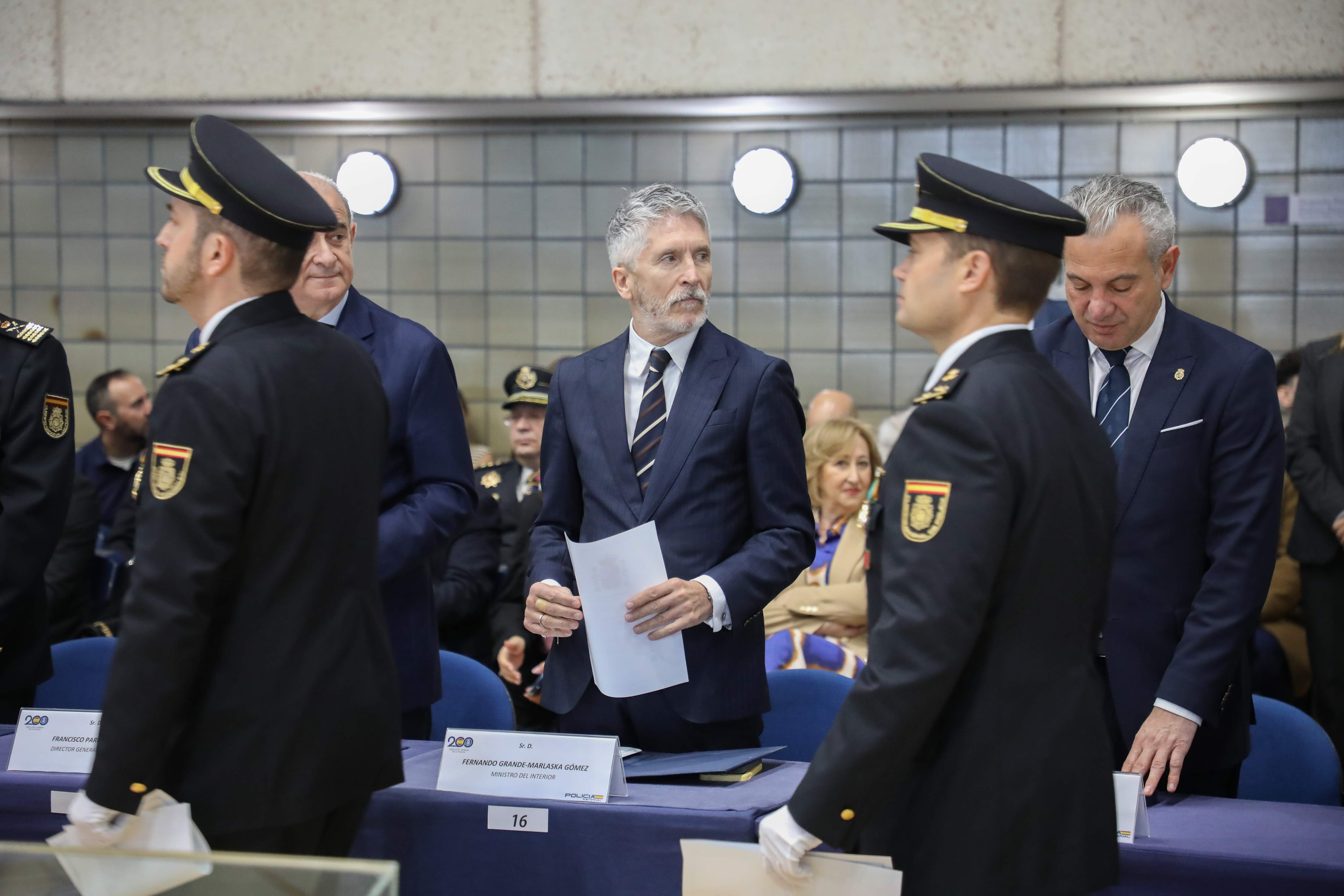 Policías y guardias civiles estallan contra Marlaska por el acuerdo sobre inmigración con Junts