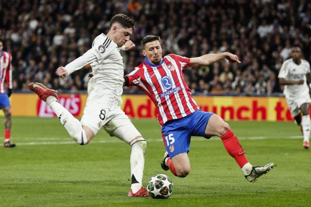 Valverde i Lenglet durante el Real Madrid - Atlètic / Foto: EFE