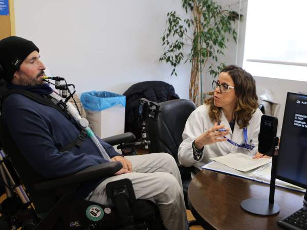 Una persona usando el controlador desarrollado por Aurax, en el Hospital Vall d'Hebrón. Foto Hospital Vall d'Hebrón