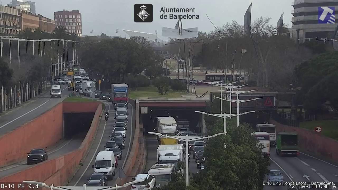 Colas en la ronda Litoral después de un corte por un accidente en El Morrot en sentido Llobregat