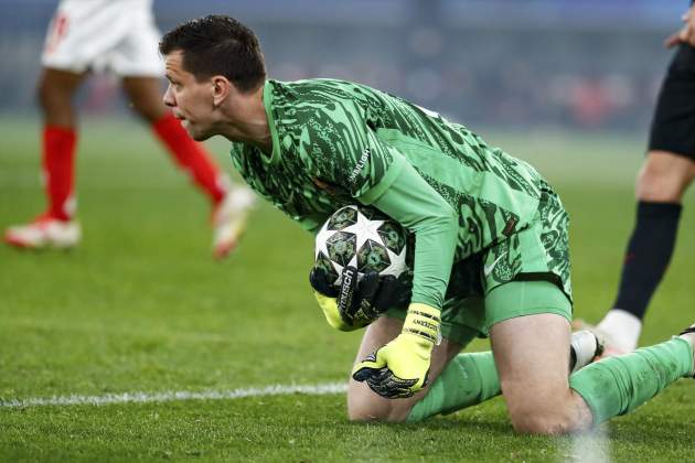 Szczesny atura una pilota durant el Benfica - Barça de la Champions League / Foto: Europa Press