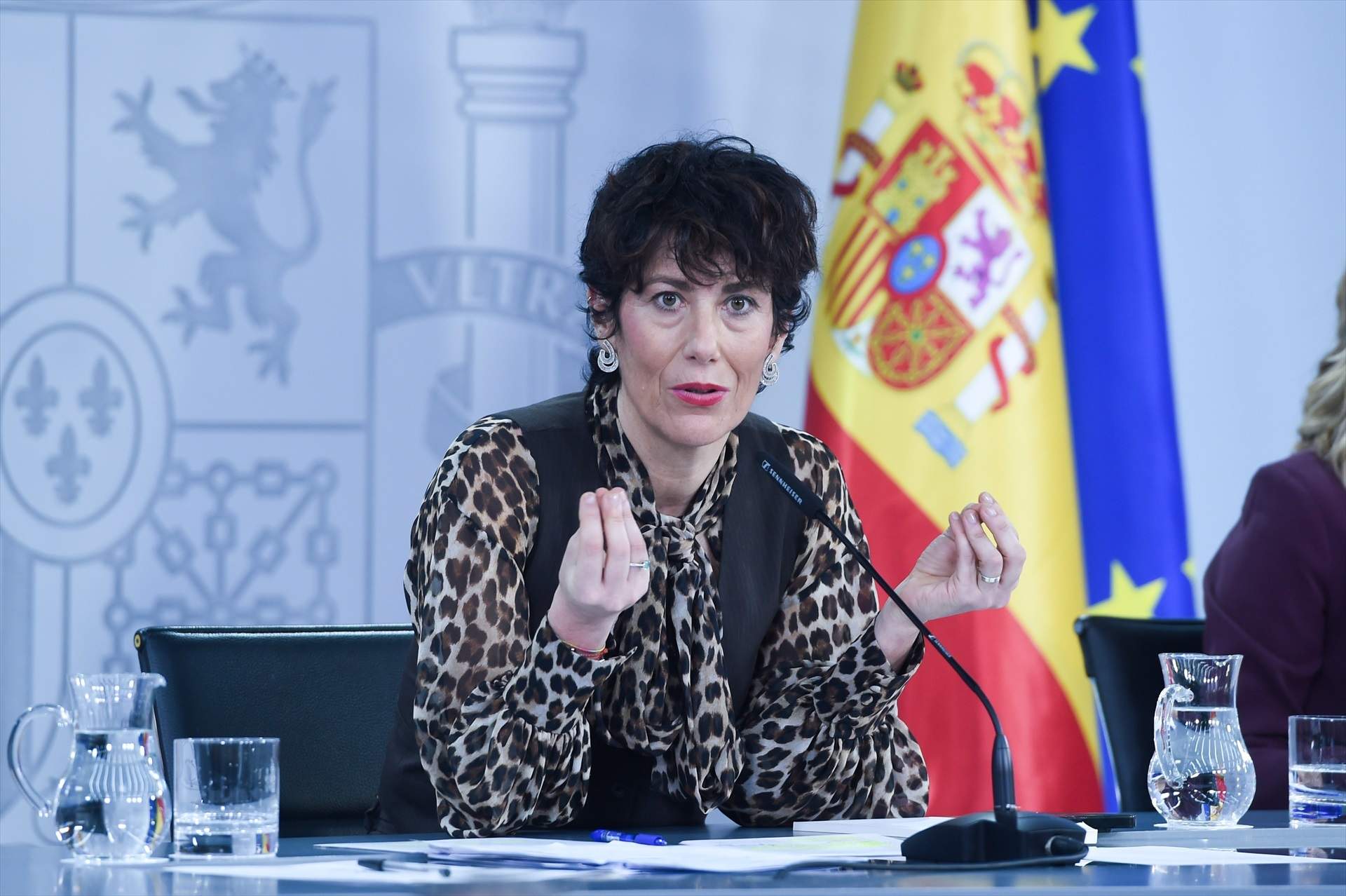 La ministra de Inclusión contradice a Junts y advierte: "La lengua no es un requisito para denegar un permiso"