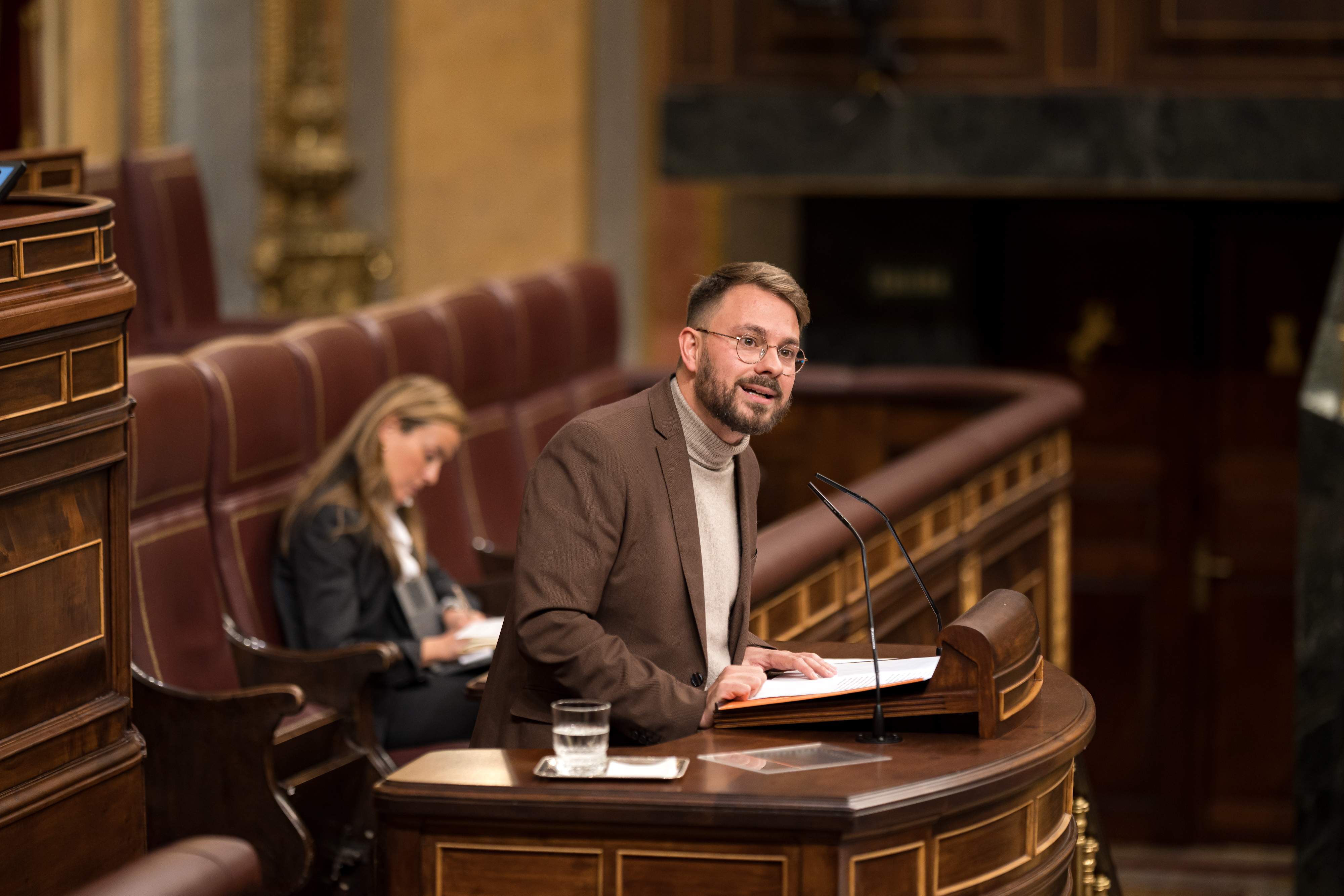 Un diputado de Compromís se alinea con Podemos para tumbar la delegación de inmigración a Catalunya