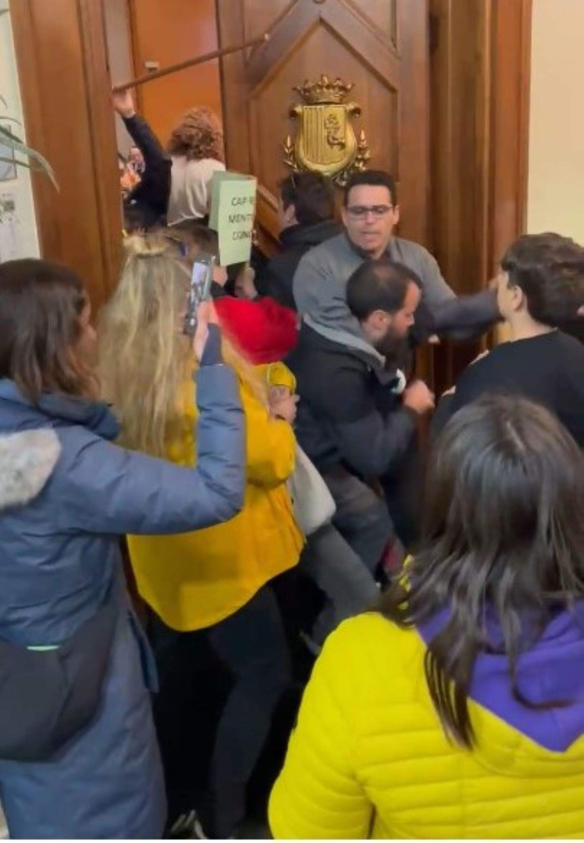 Manifestants irrompen a l'Ajuntament de Mataró contra el tancament de línies educatives