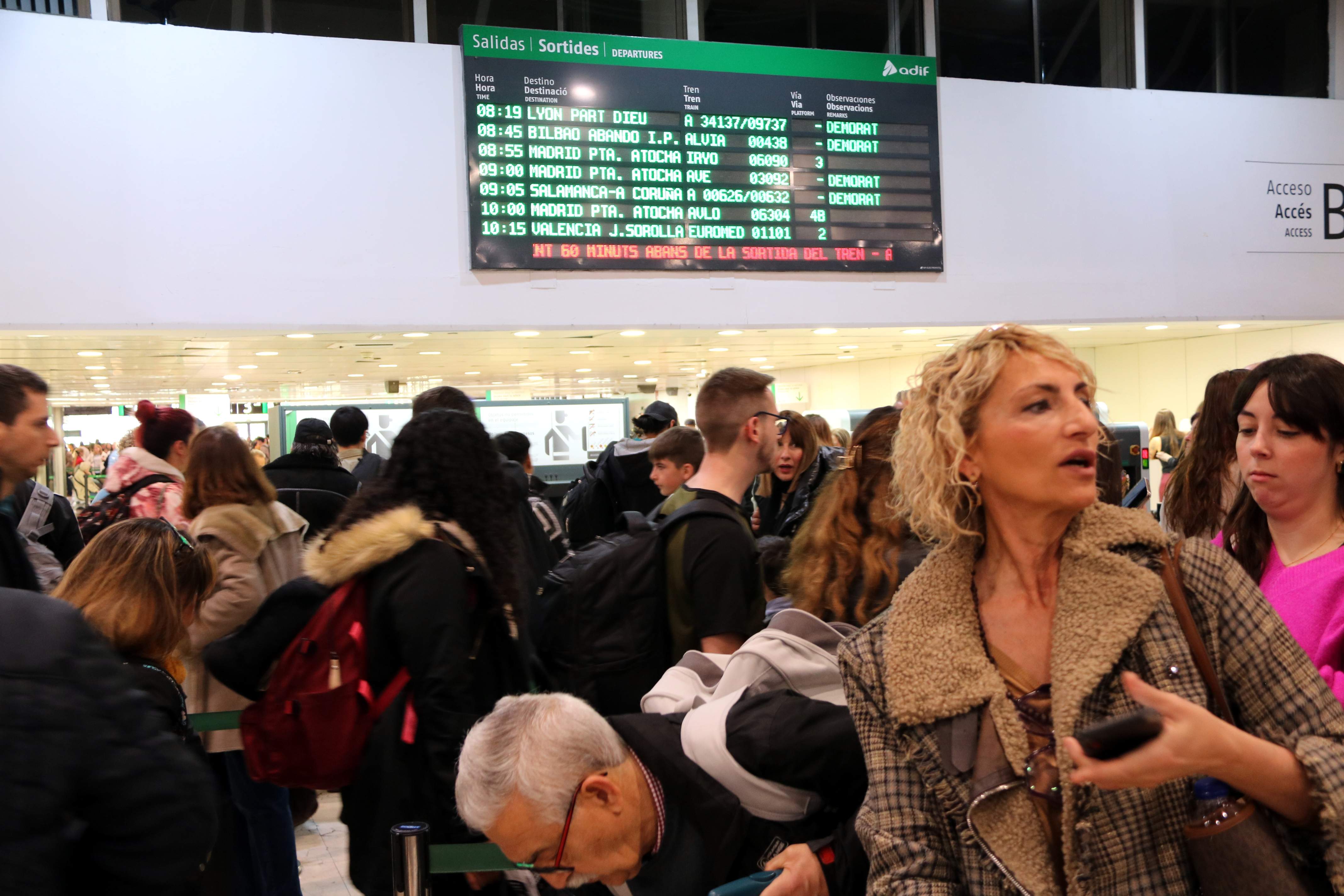 Junts y ERC denuncian el "caos permanente" en la red ferroviaria después de una mañana d'averías en Sants