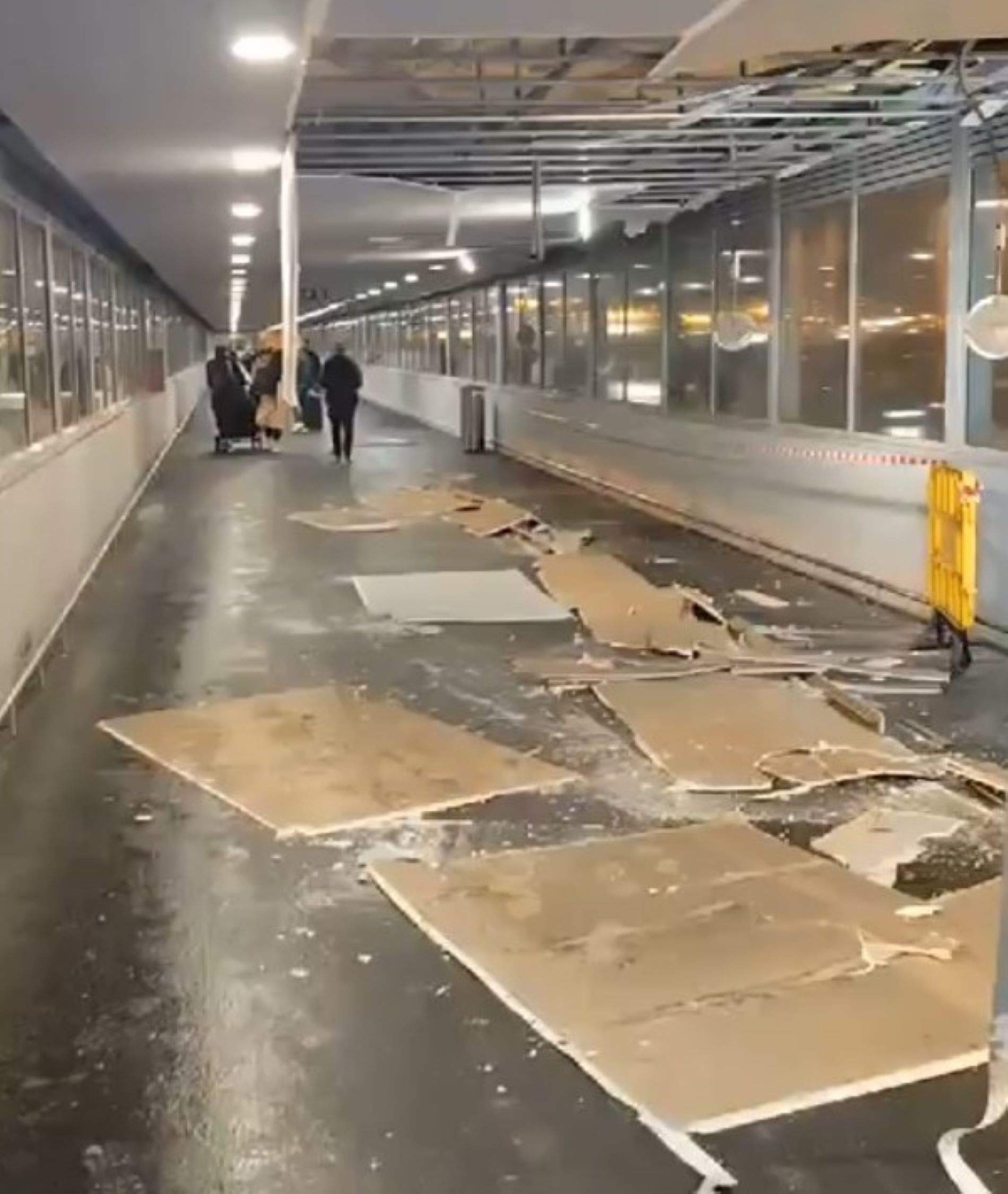 Cae el techo del puente entre Rodalies y el aeropuerto de El Prat por la lluvia y las redes estallan