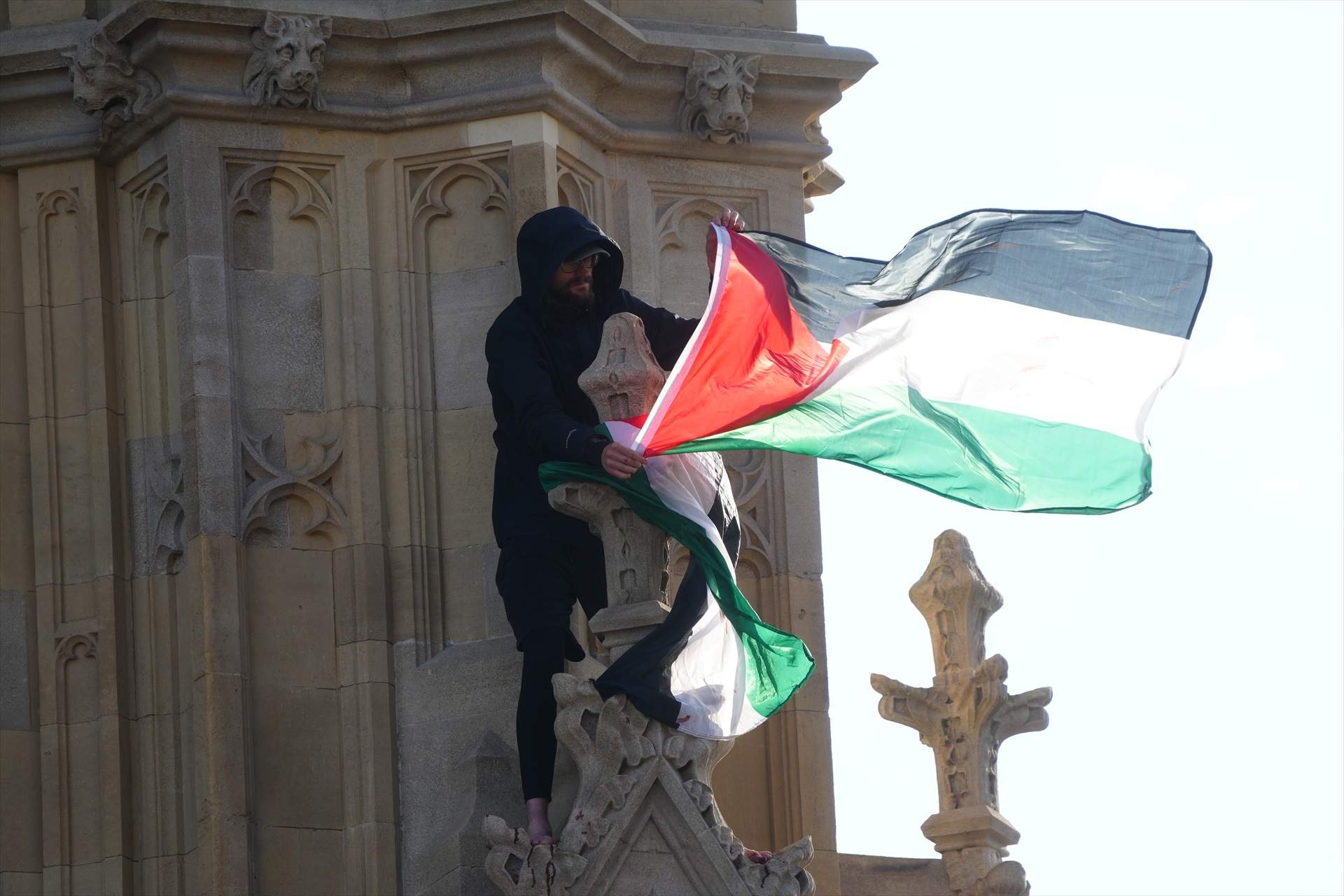 Un home s'enfila durant hores a la torre del Big Ben de Londres enarborant la bandera palestina