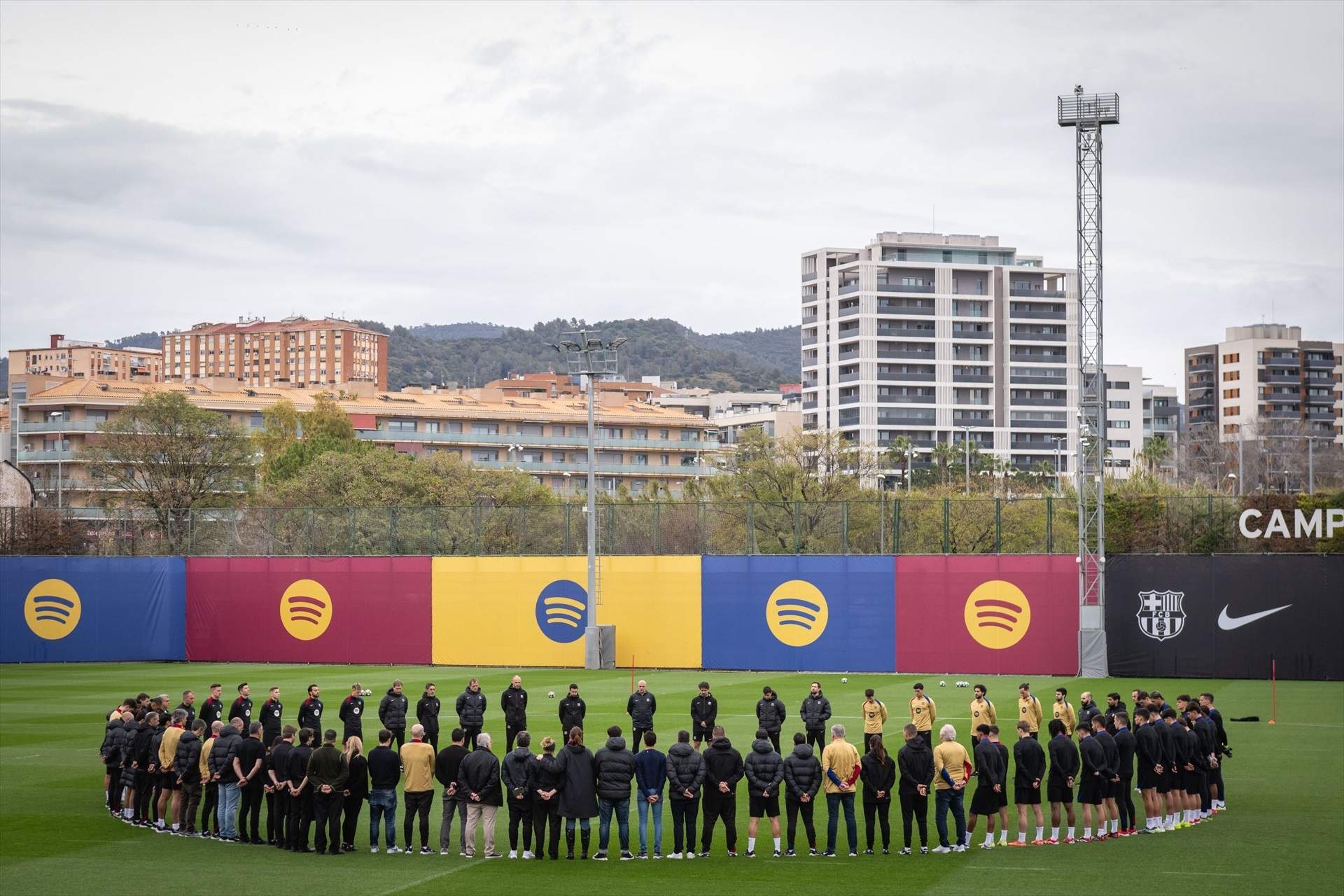 Emotivo minuto de silencio de la plantilla del Barça en memoria del doctor Carles Miñarro