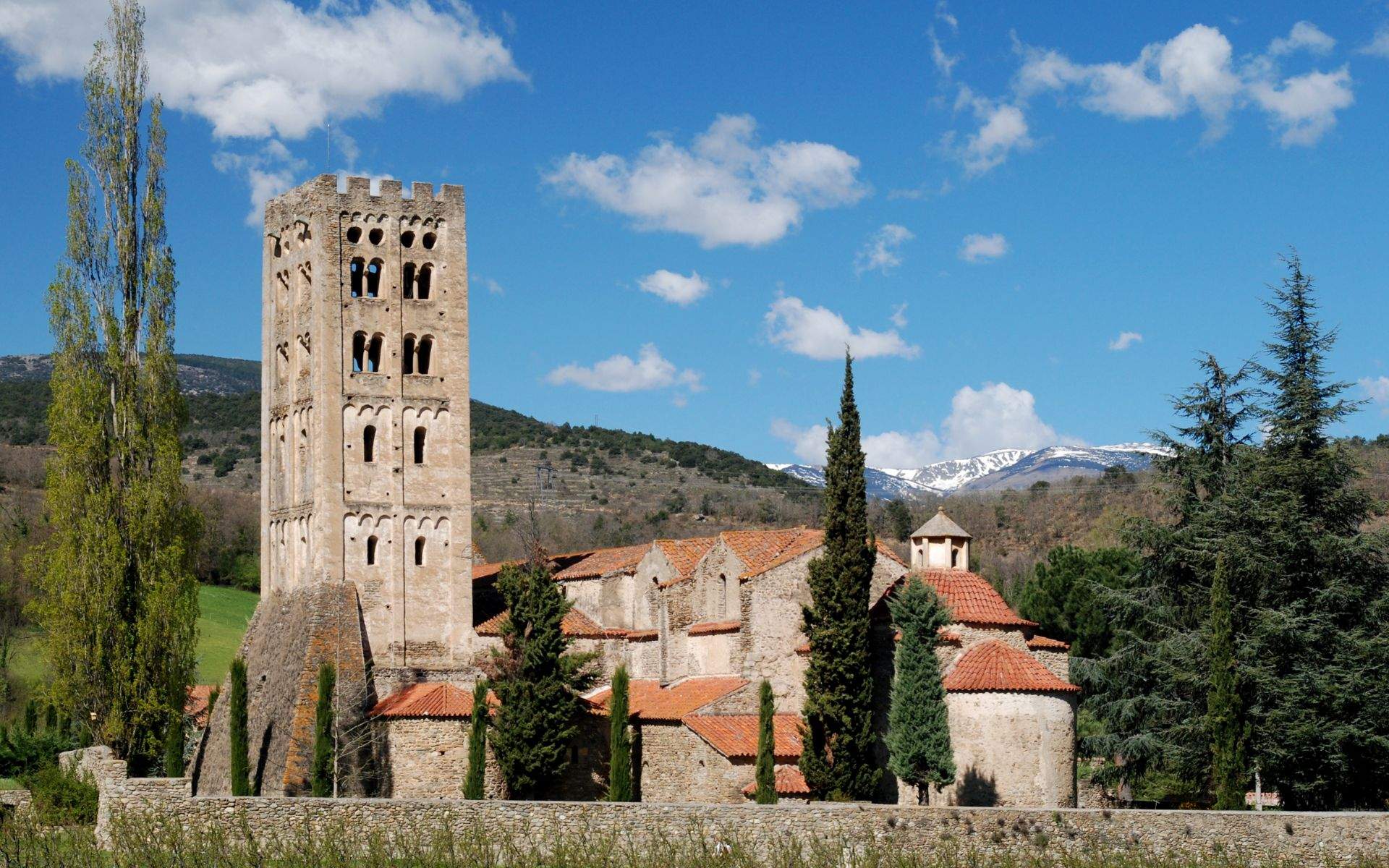 L'espectacular abadia al peu del Canigó considerada una de les set meravelles de Catalunya