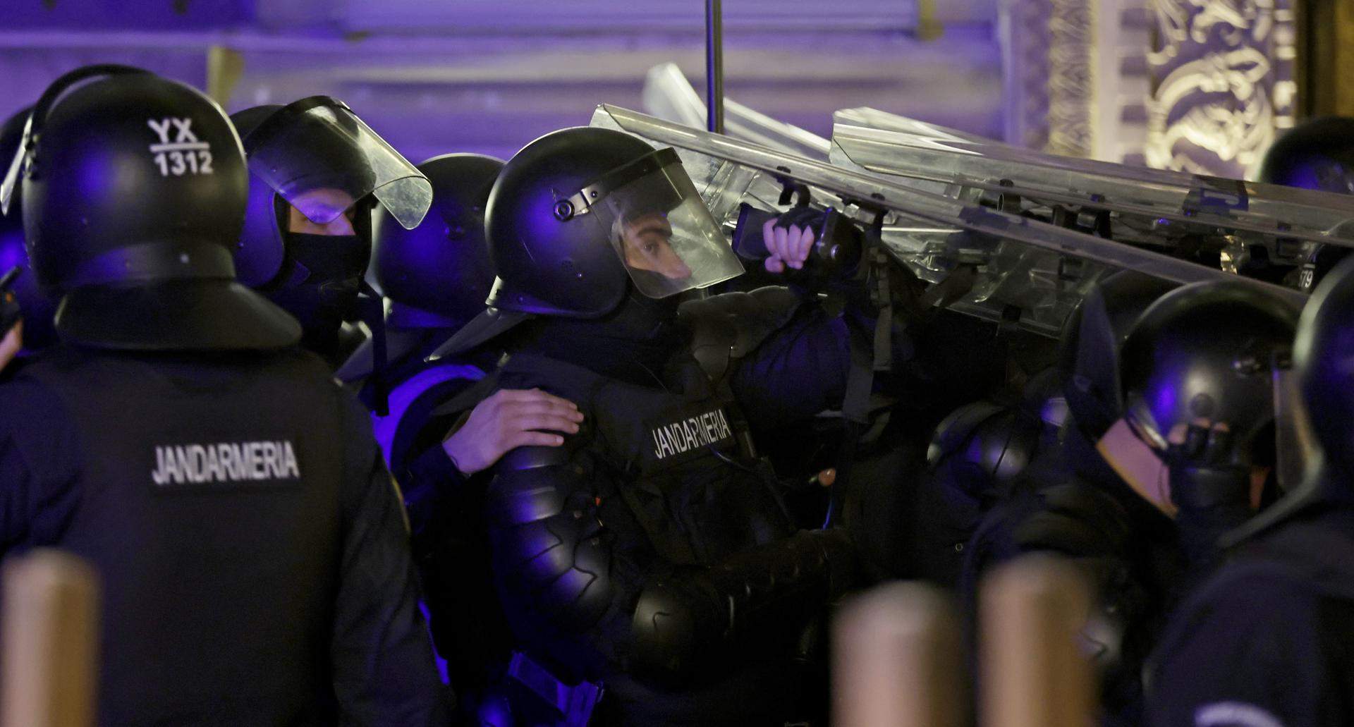 Las protestas en Bucarest tras la inhabilitación del ultra Georgescu dejan trece policías heridos