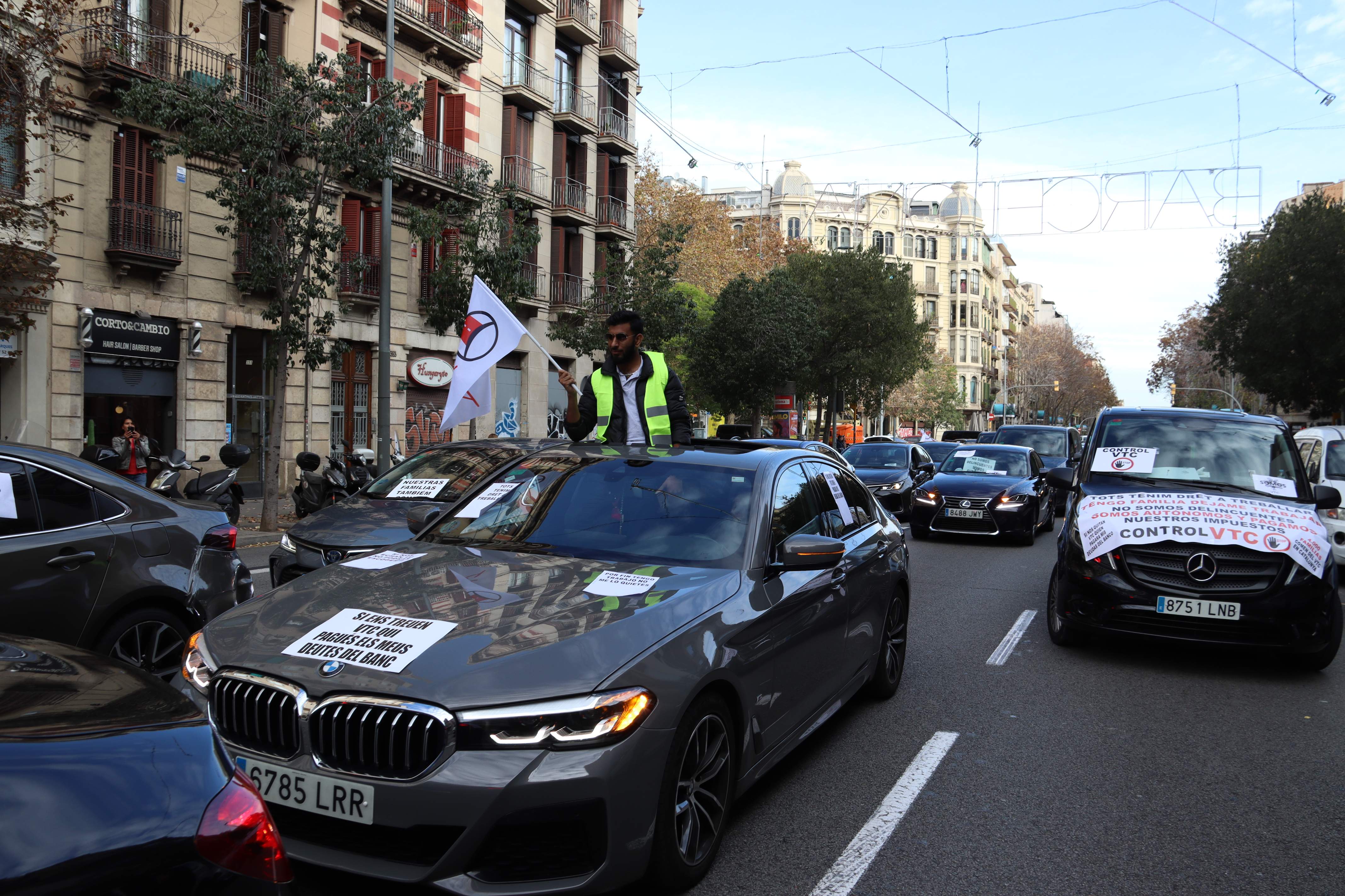 Un estudio del sector del taxi alerta que aumentar licencias de VTC colapsaría Barcelona