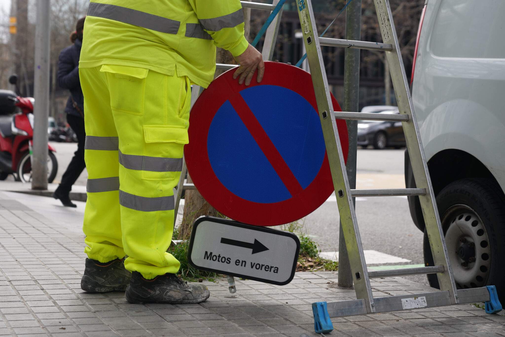 Prohibido aparcar motos en acera delante de 296 escuelas y 29 hospitales de Barcelona