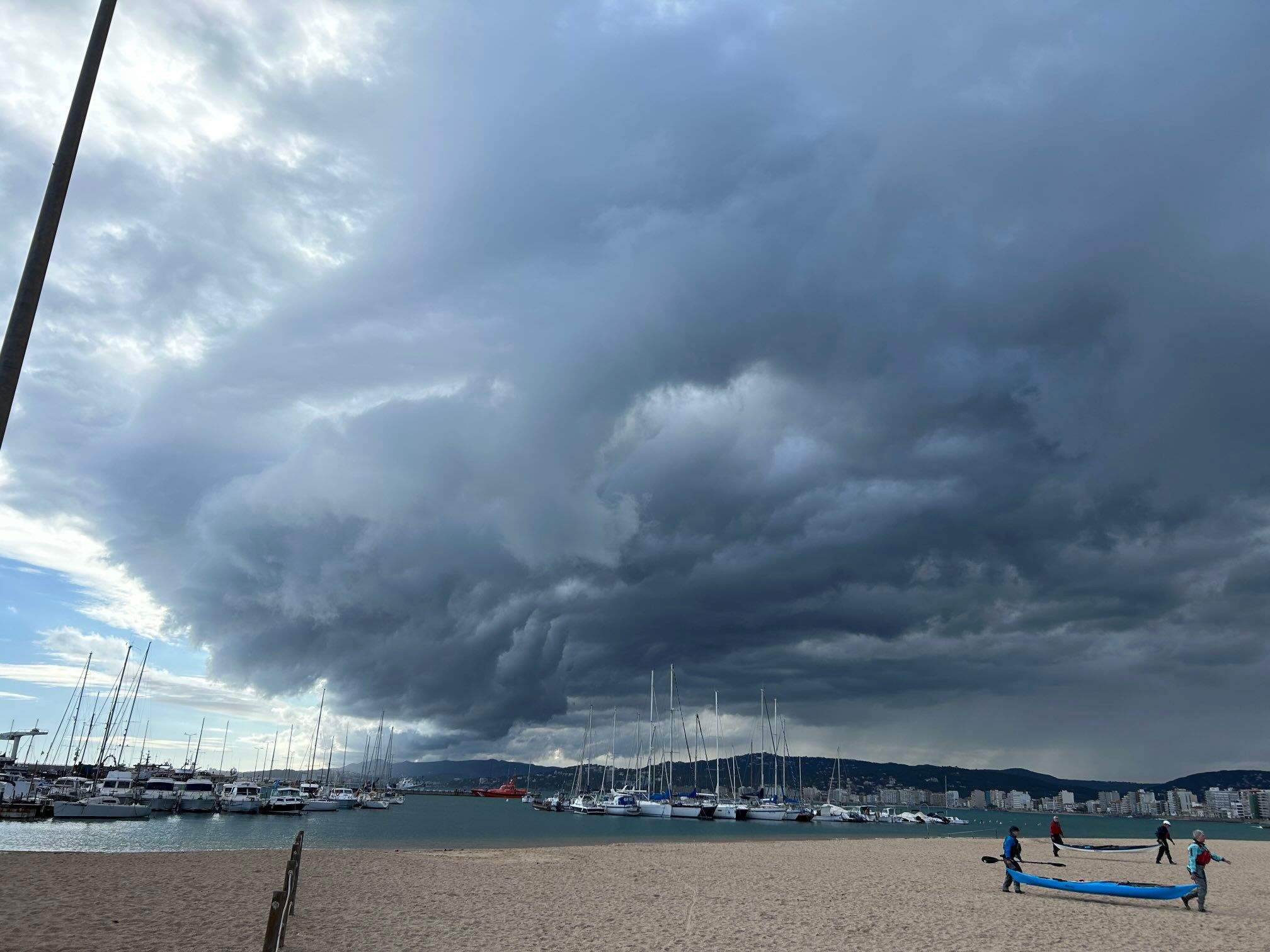 La lluvia no se marcha de Catalunya, tiempo de primavera, ¿dónde lloverá este martes?