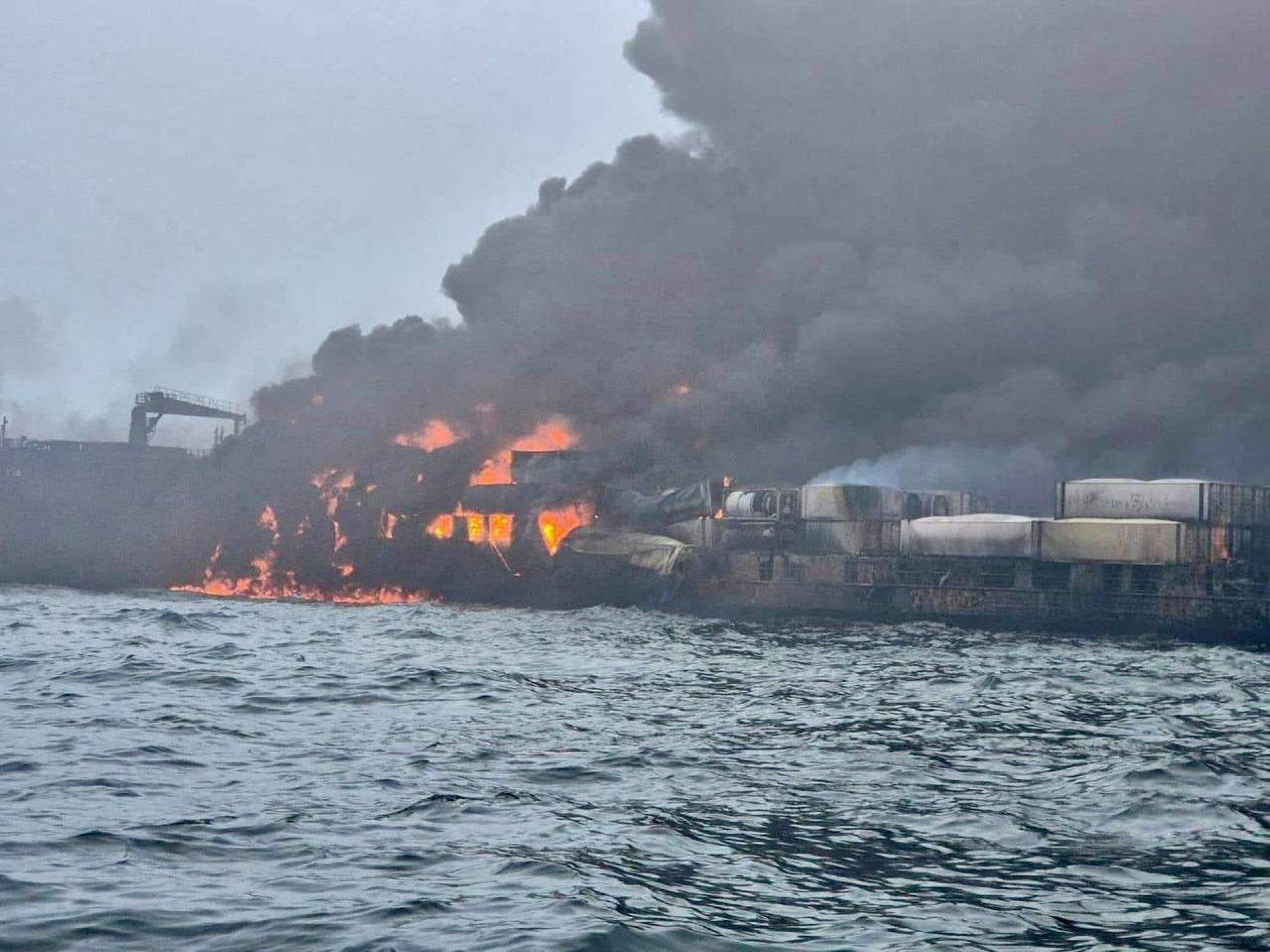 Un petrolero y un barco de carga se incendian tras chocar delante de la costa inglesa