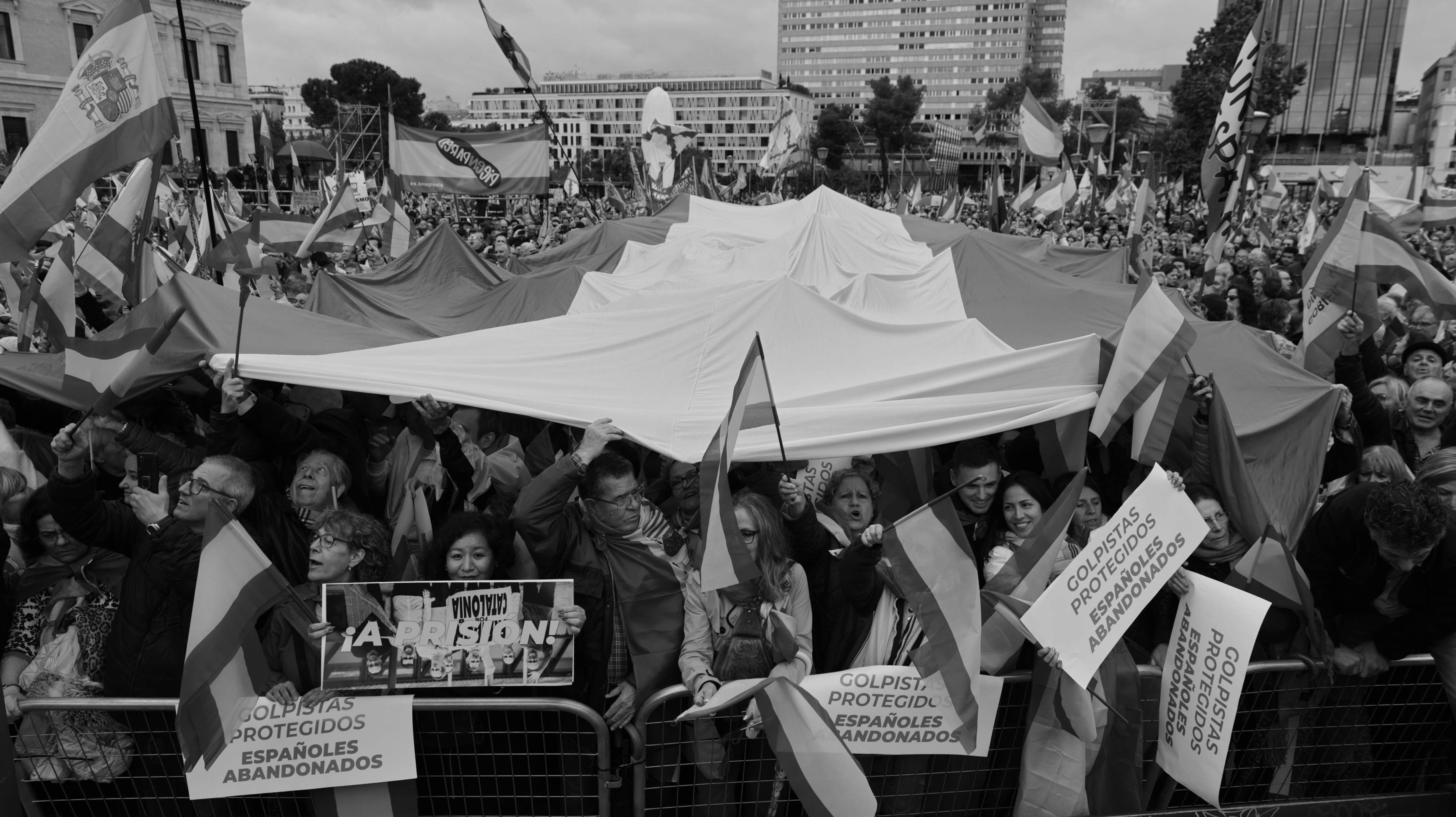 La premsa conservadora més avariciosa que mai: ella decideix qui pot onejar la bandera espanyola