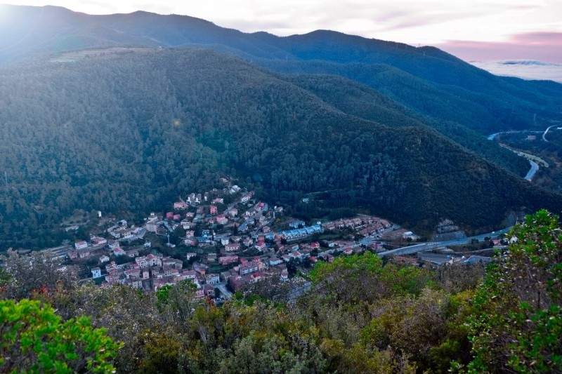 La ruta cerca de Barcelona que pasa por bosques, cascadas y puentes: ¡puedes llegar en tren!