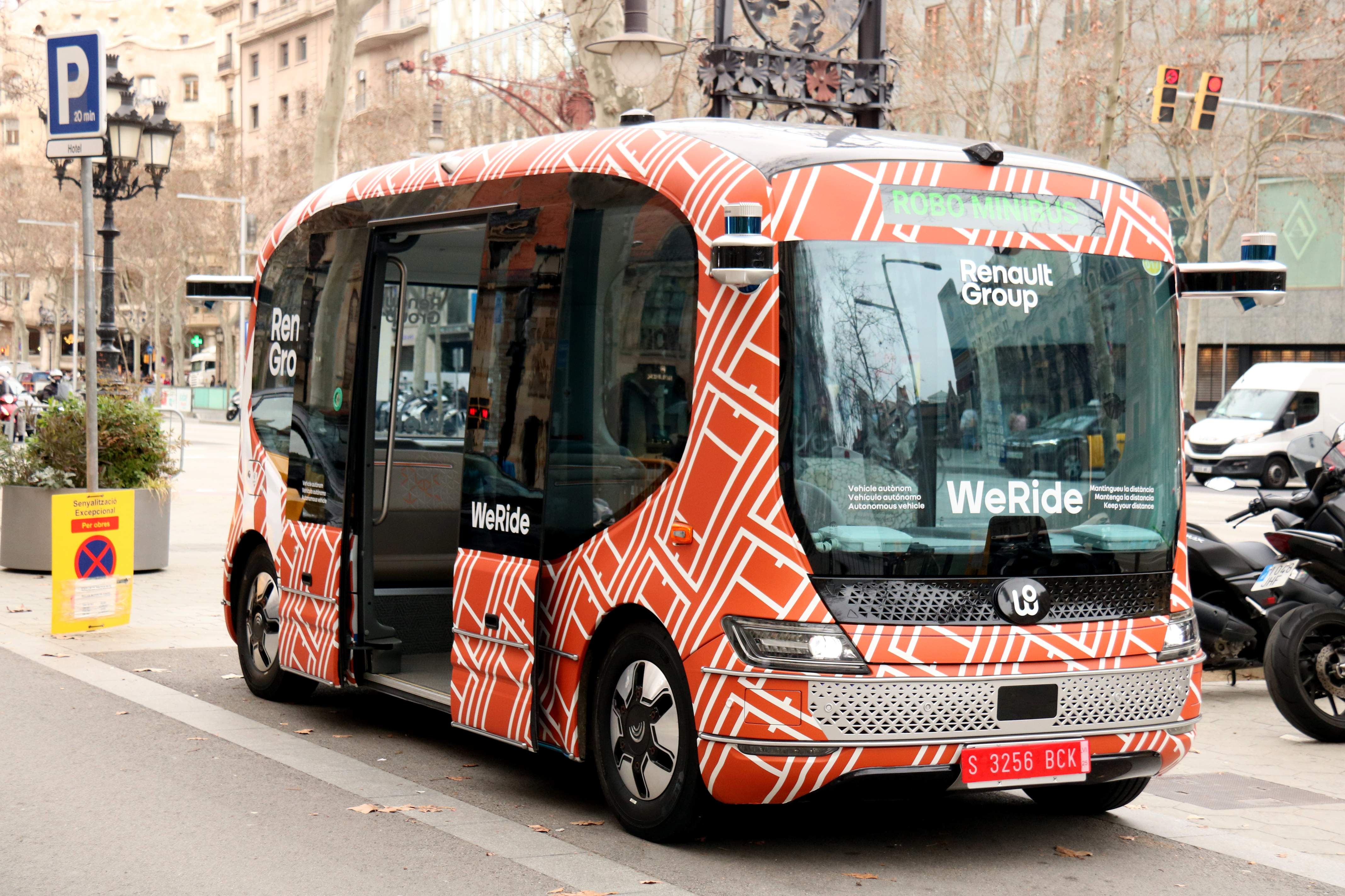 Barcelona pone a prueba un minibús sin conductor que recorre las calles del centro