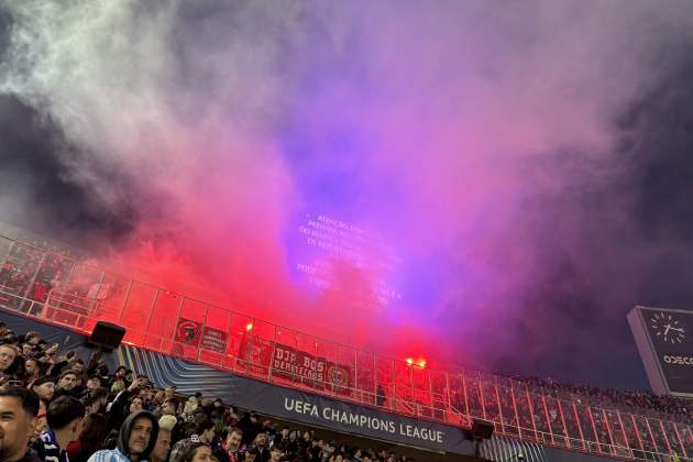 Les bengales de l'afició del Benfica contra el Barça / Foto: Guillem Ramos