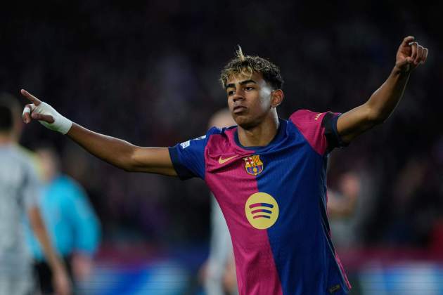 Lamine Yamal, celebrant un gol del Barça amb Benfica / Foto: EFE