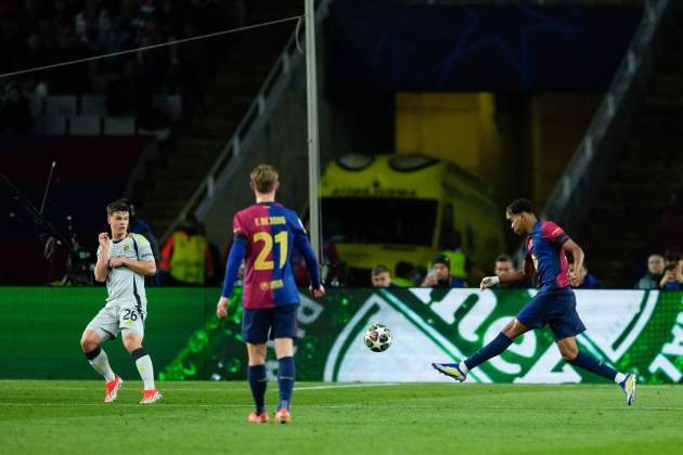 Lamine Yamal, executant el xut en el seu gol durant el Barça - Benfica / Foto: EFE