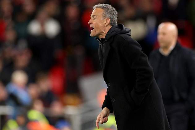 Luis Enrique dando instrucciones durante el PSG - Liverpool / Foto: EFE