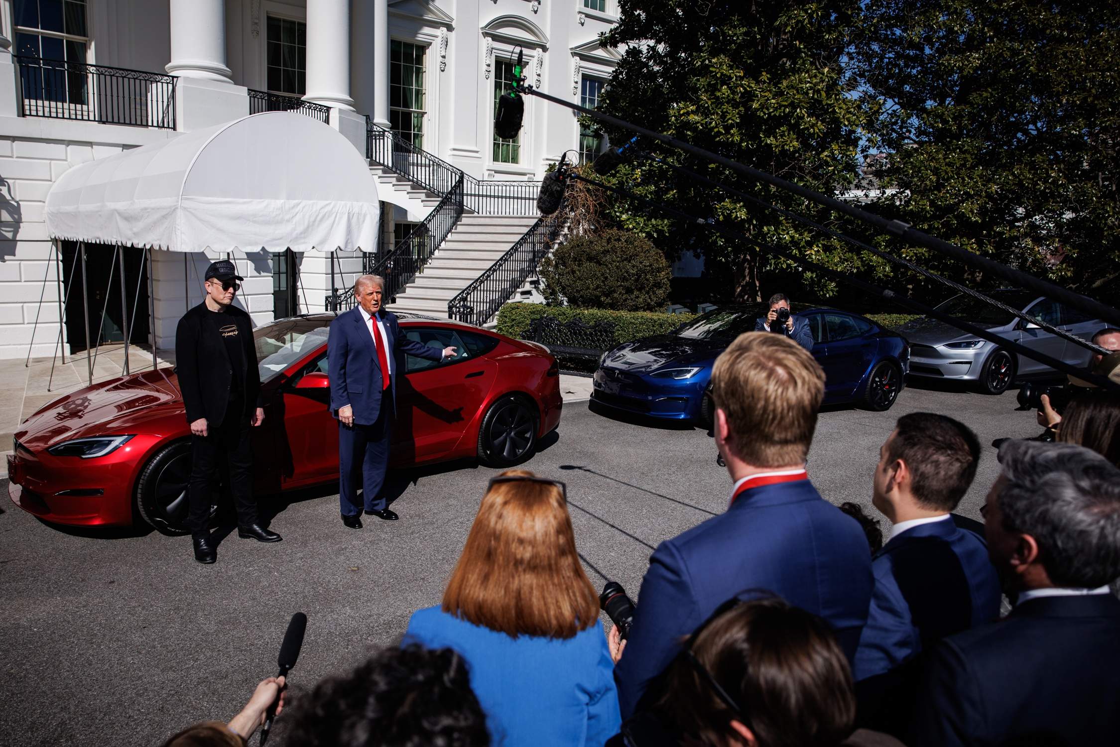 Trump converteix els jardins de la Casa Blanca en un saló Tesla i pugen les accions de la firma de Musk