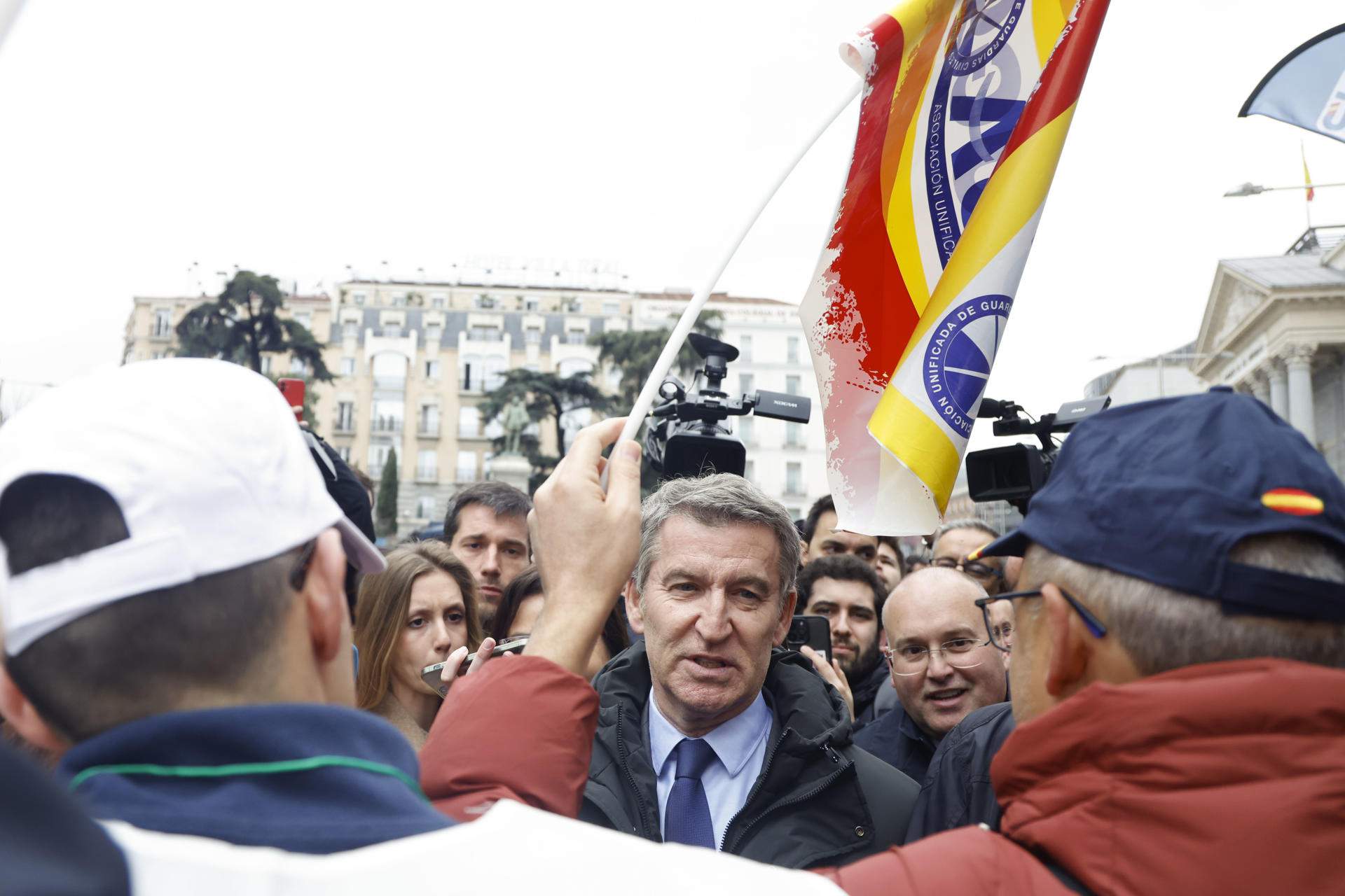 Baño de Feijóo y Vox en el Congreso con policías españoles agitados contra el traspaso de inmigración