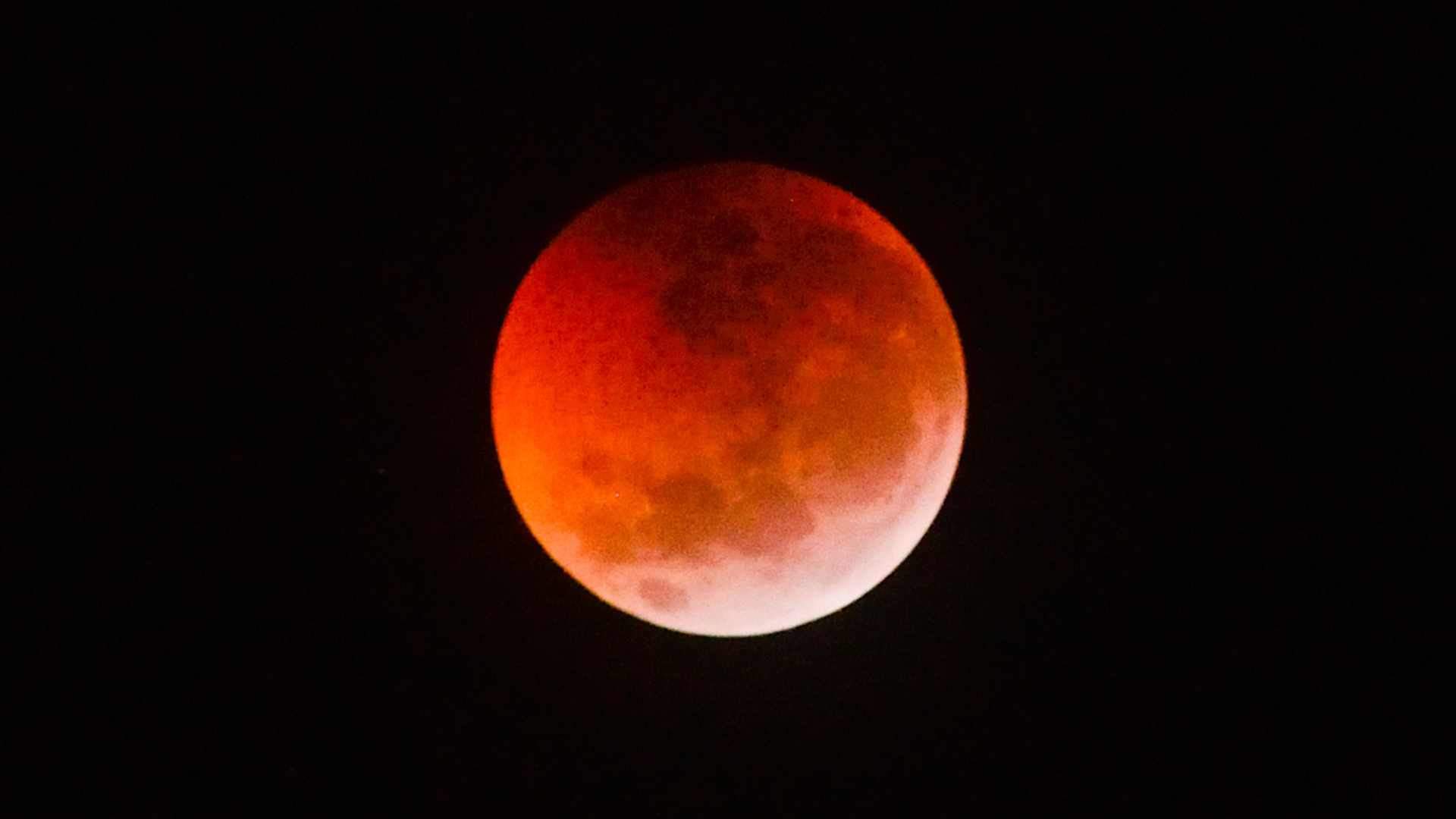 Luna de sangre: cuándo y cómo ver el eclipse lunar total del 14 de marzo de 2025 desde Catalunya