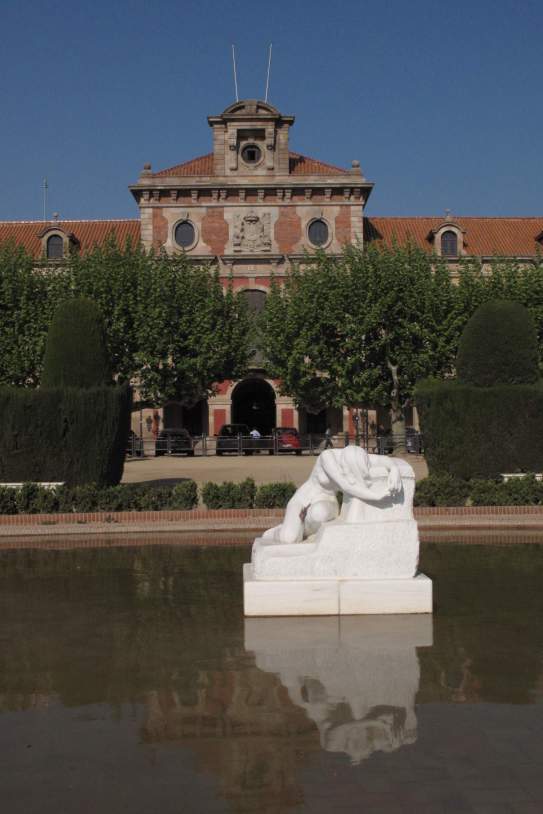 Desconsol de Josep Llimona, davant el Parlament enfo