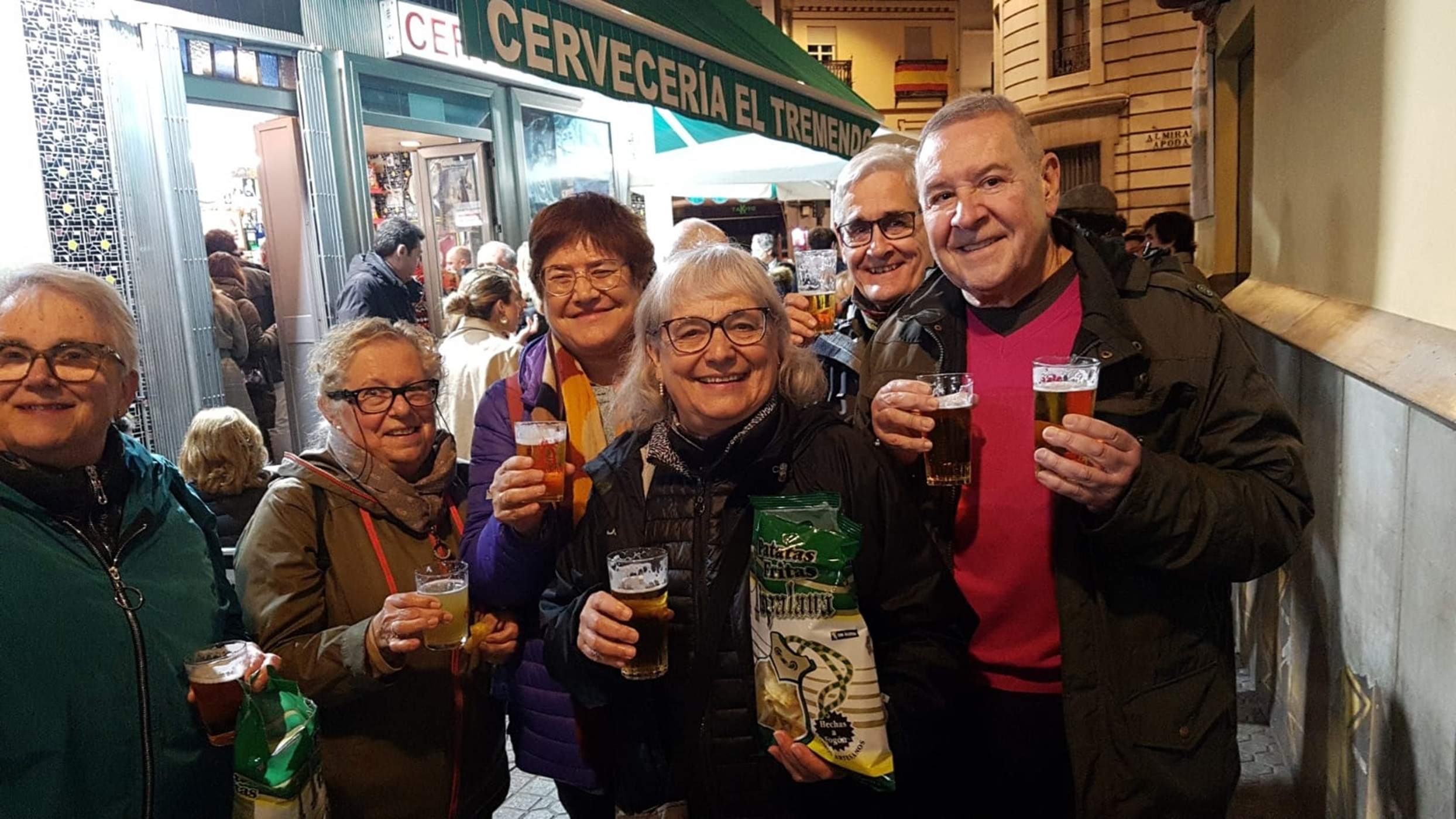 Part del grup a la cerveseria El Tremendo, prop de 'Las Setas' considerat el temple de la cervesa a Sevilla. Foto Marc Pons