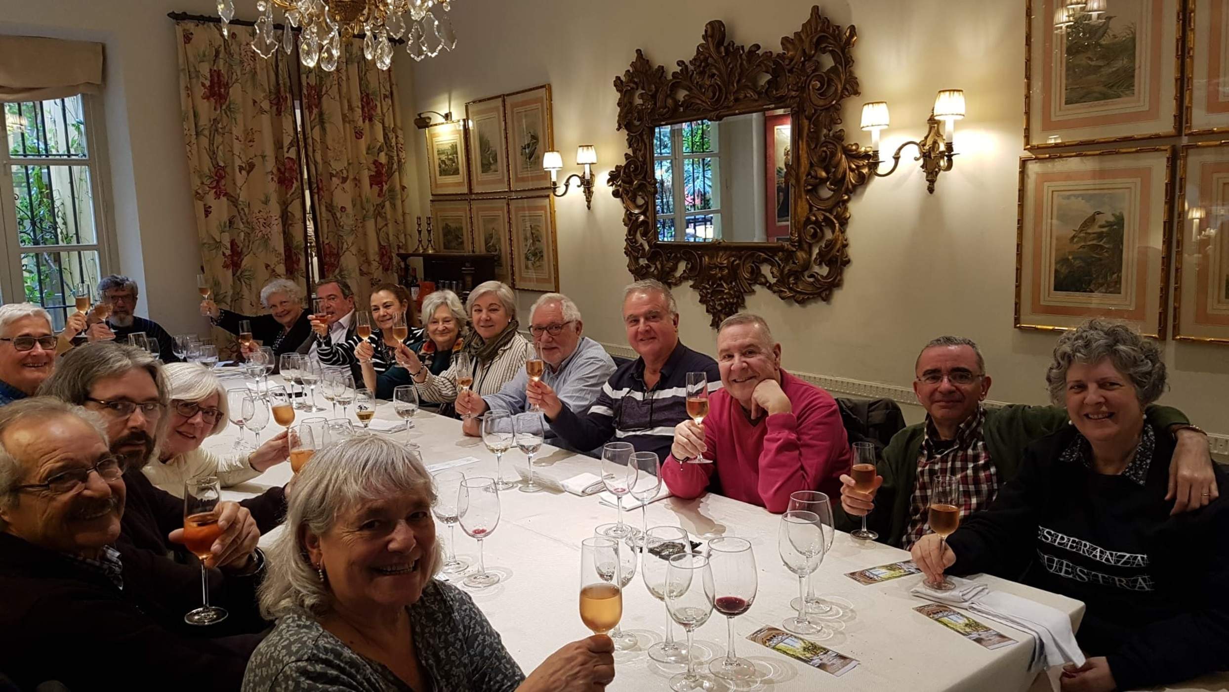 El grup al restaurant Manolo Leon, prop de la Macarena. Foto Marc Pons