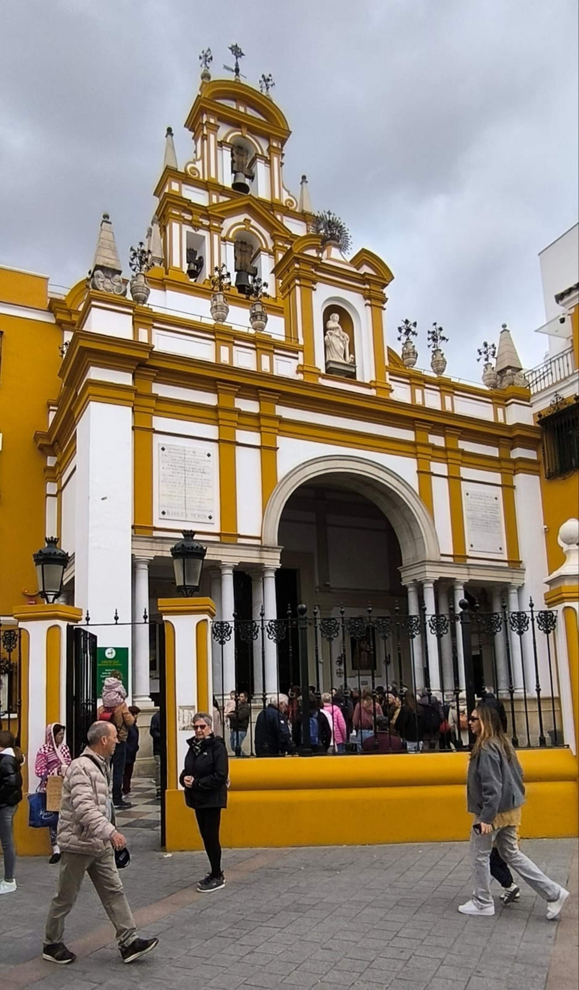 El grup a la Basílica de la Macarena. Cedida Santi Such