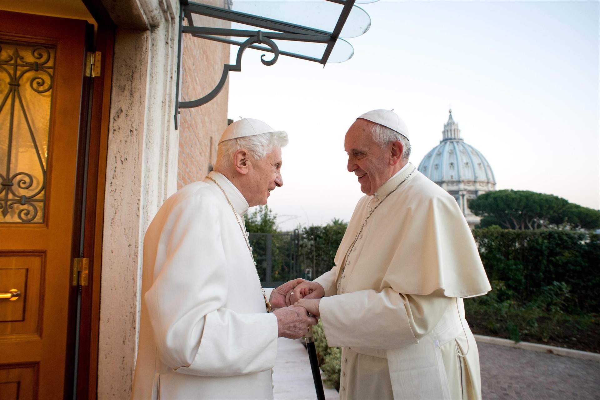 papa Francisco y papa Benedicto XVI