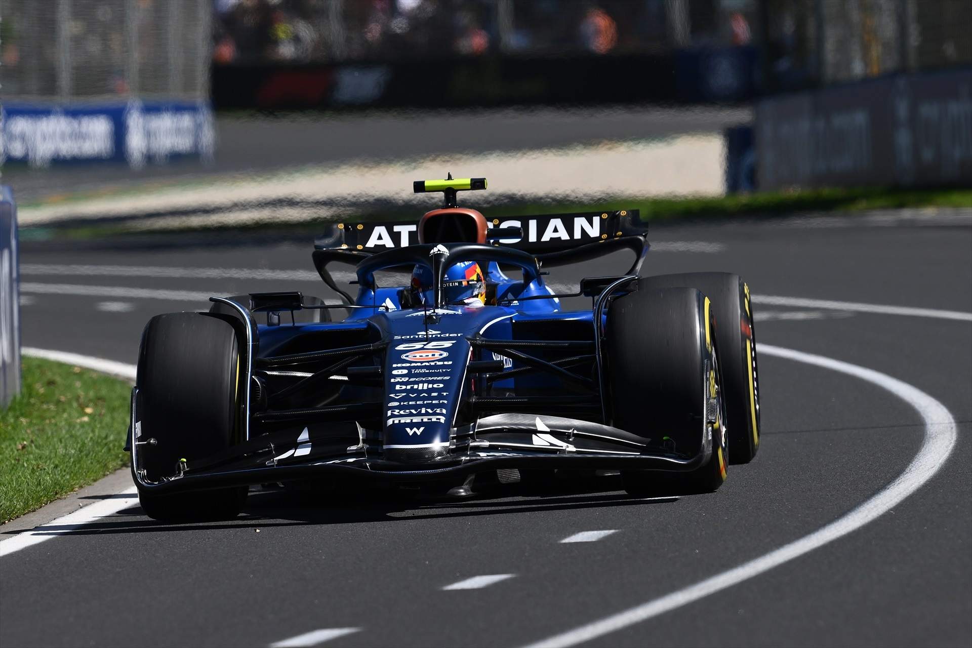 Debut prometedor de Carlos Sainz a Austràlia i mals auguris per a Fernando Alonso