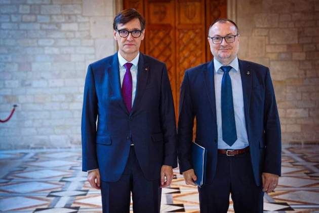 El president de la Generalitat, Salvador Illa, amb l'alcalde de Vilanova i la Geltrú, Juan Luis Ruiz