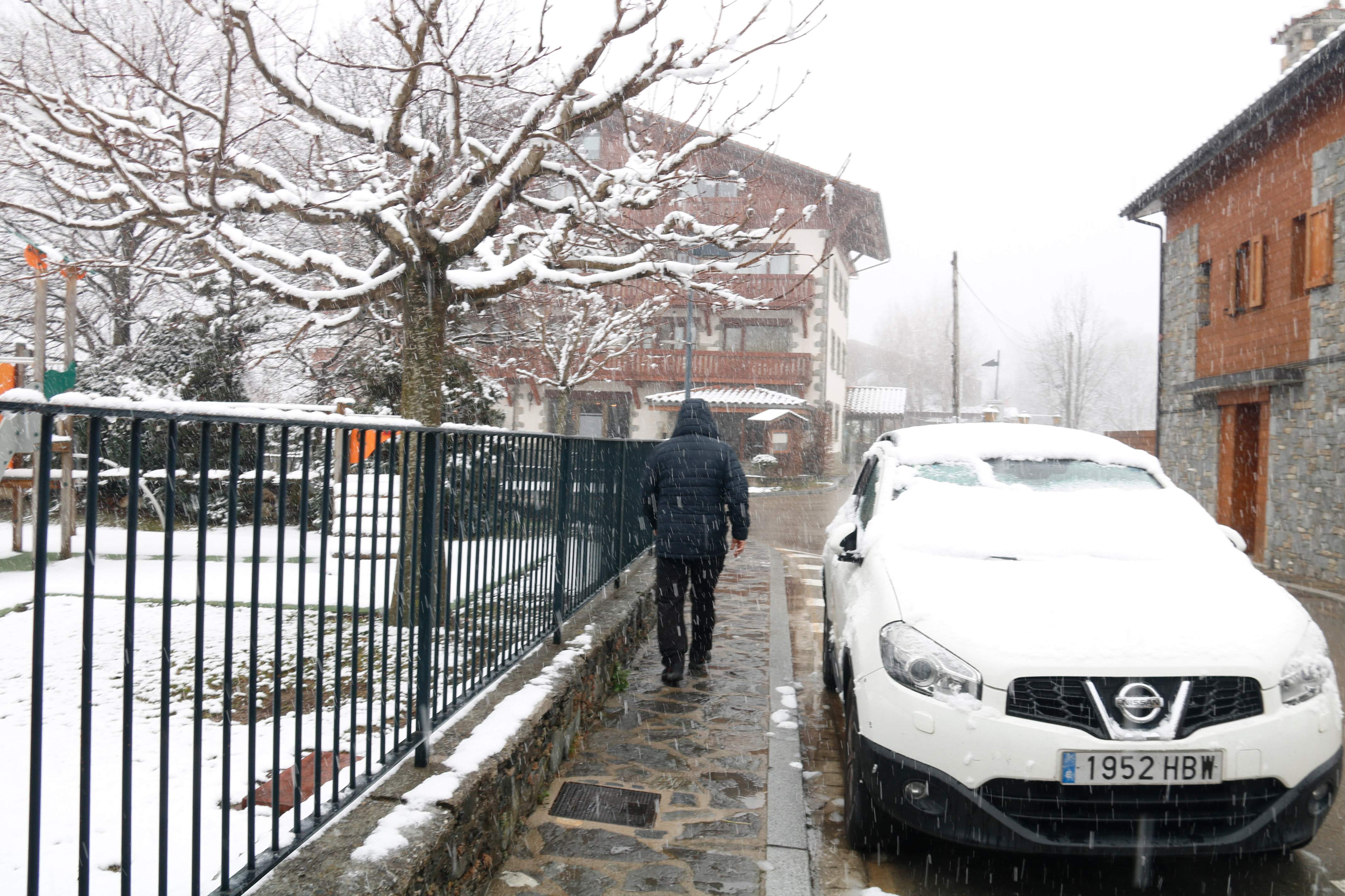 El paisatge pirinenc es tenyeix de blanc sense causar grans afectacions a les carreteres